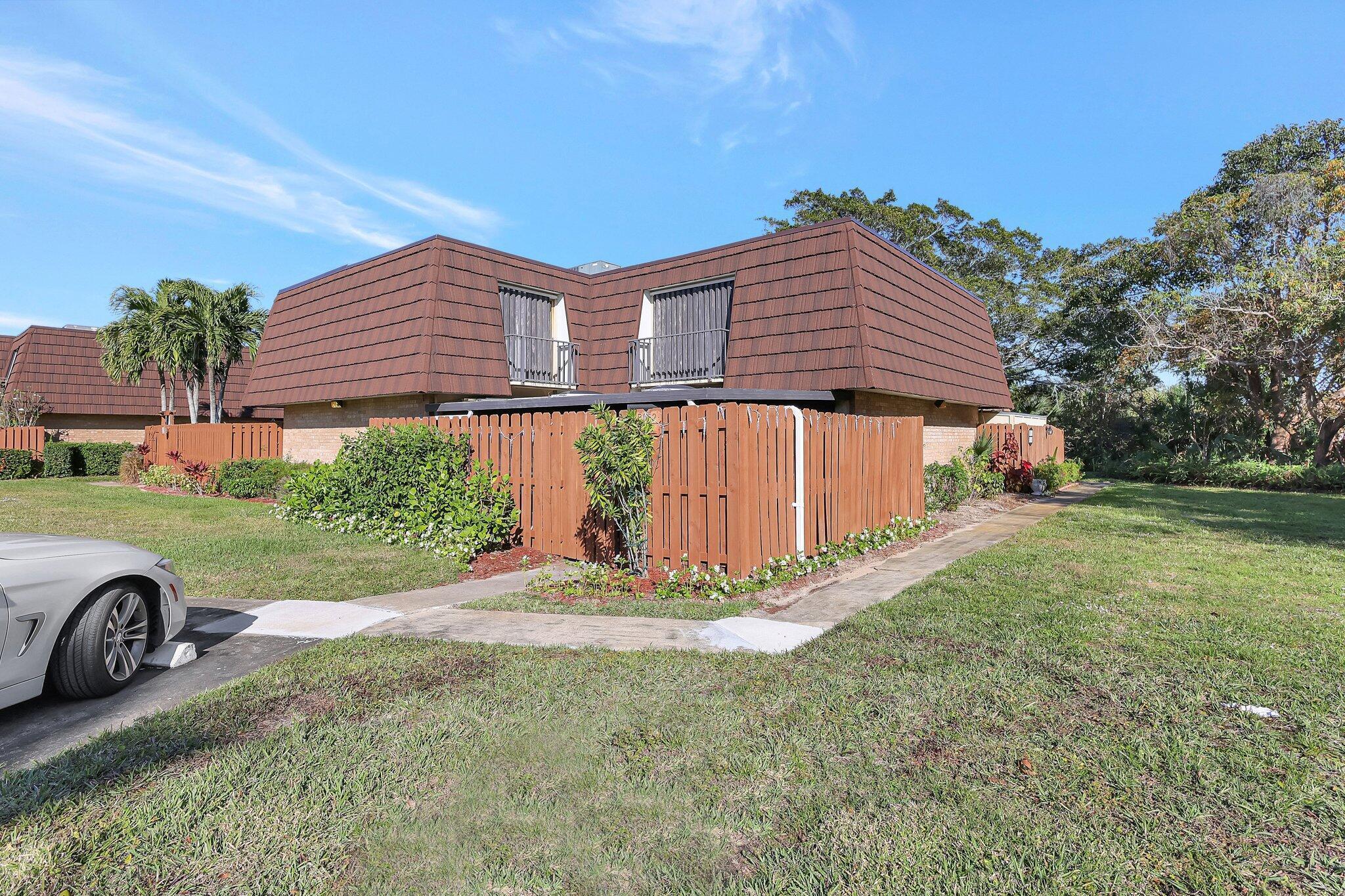 Foto de propiedad en 5852 SE Riverboat Drive 321, Stuart, FL 34997 Stuart con MLS# 