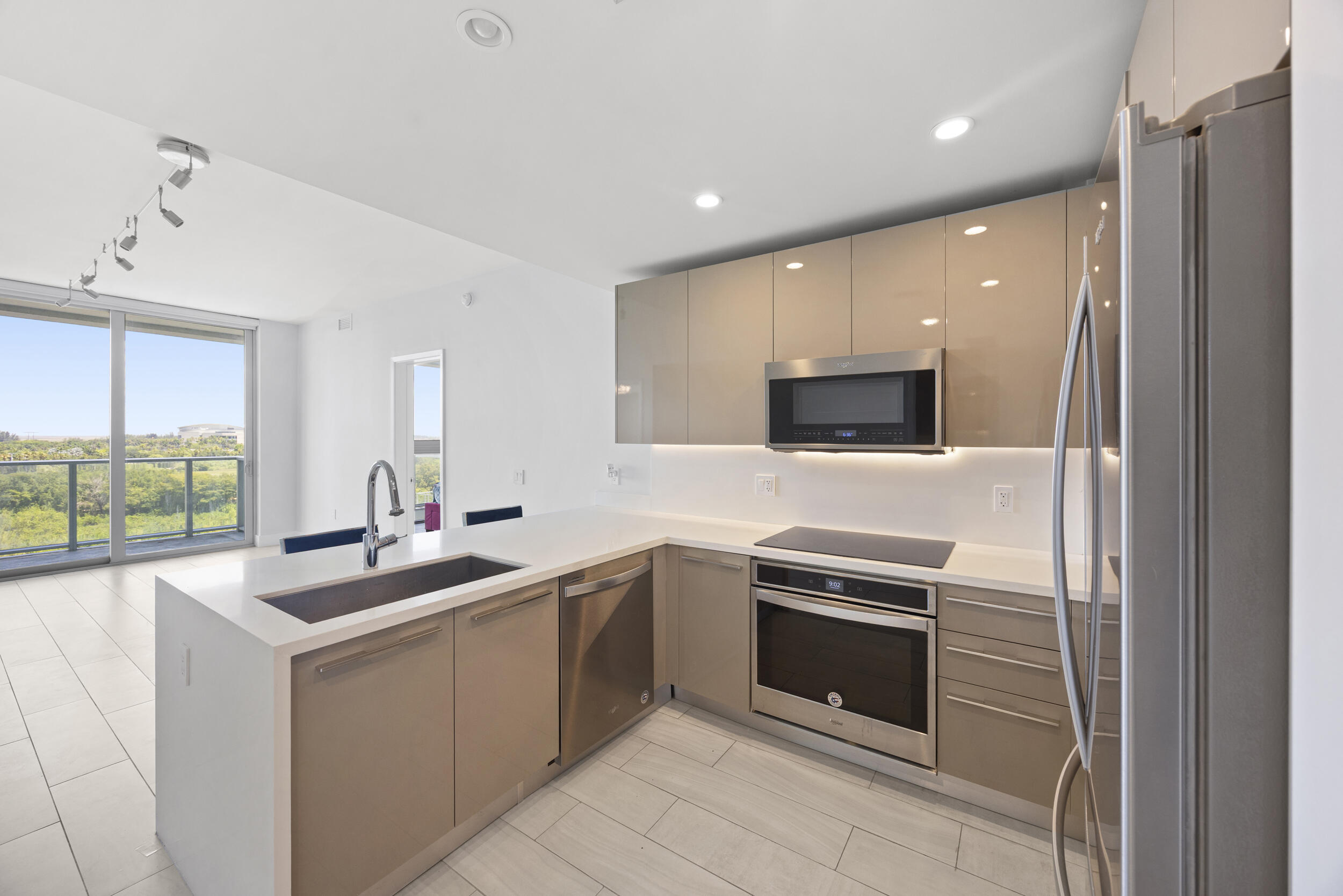 Foto de propiedad en 2000 Metropica Way 802, Sunrise, FL 33323 Sunrise con MLS# 