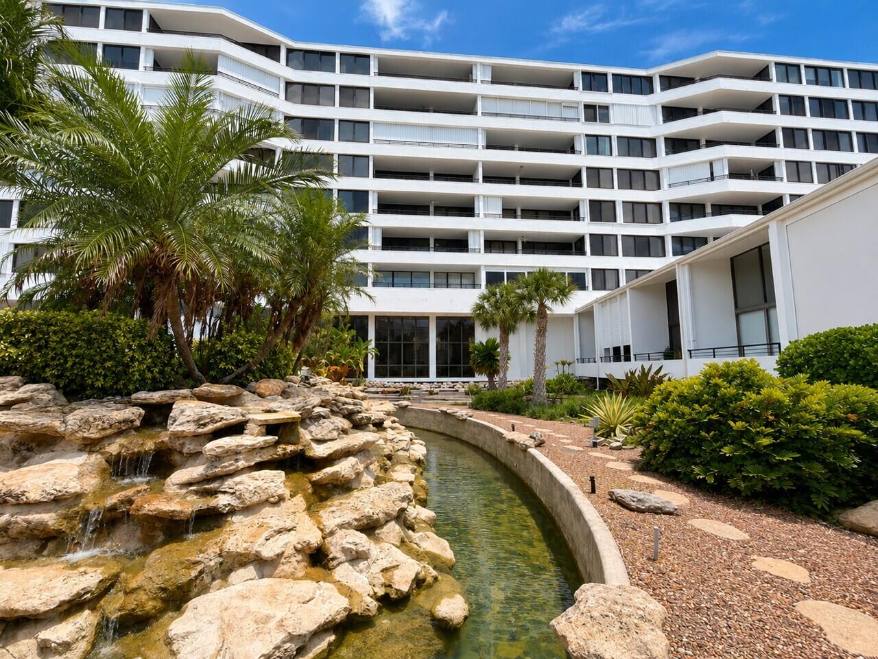 Foto de propiedad en 3589 S Ocean Boulevard 404, South Palm Beach, FL 33480 South Palm Beach con MLS# 