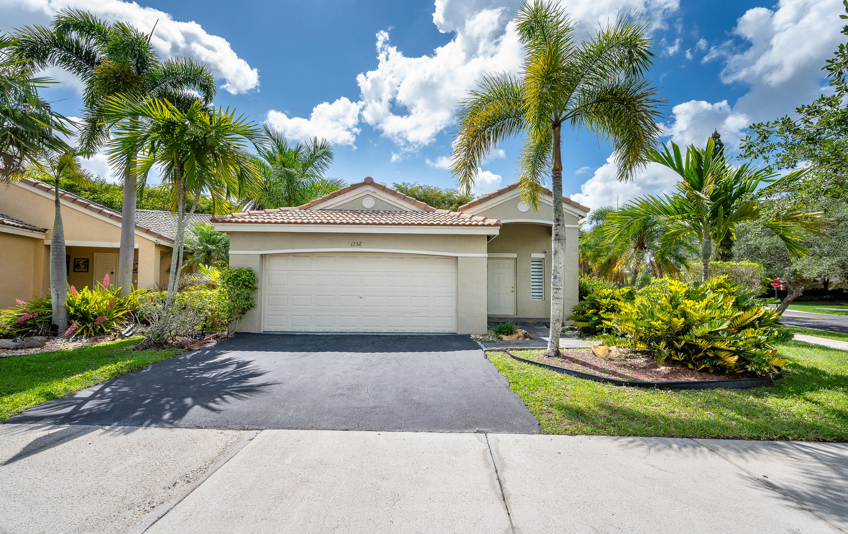 Foto de propiedad en 1252 Sabal Trail, Weston, FL 33327 Weston con MLS# 