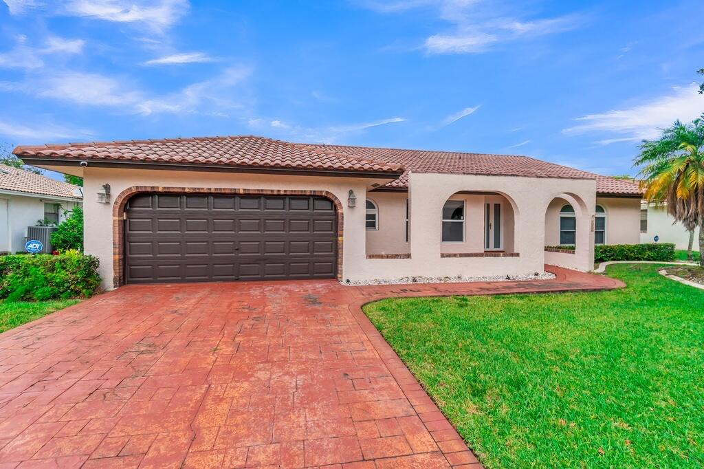 Foto de propiedad en 895 NW 110th Lane, Coral Springs, FL 33071 Coral Springs con MLS# 