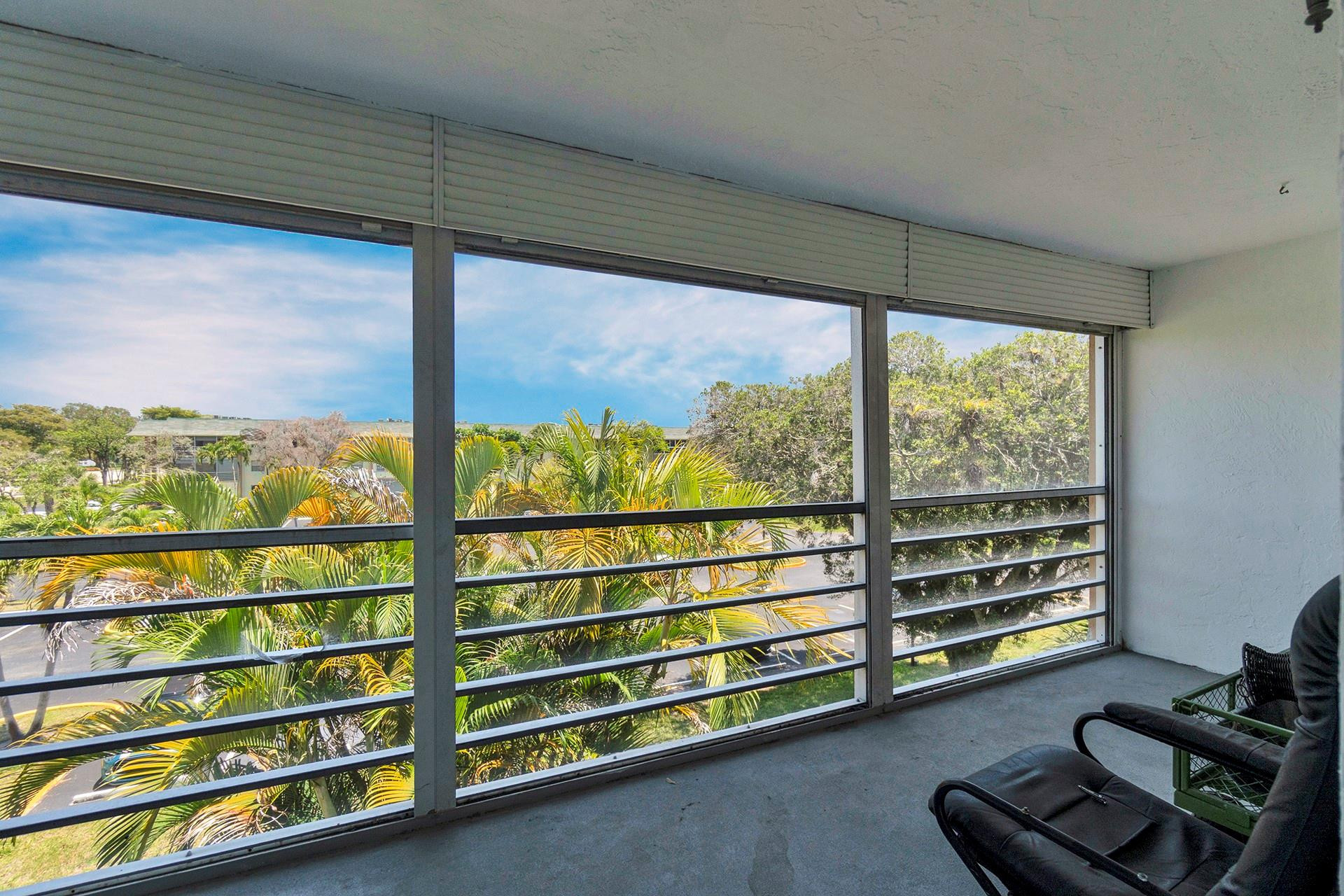 Foto de propiedad en 5190 E Sabal Palm Boulevard 304, Tamarac, FL 33319 Tamarac con MLS# 