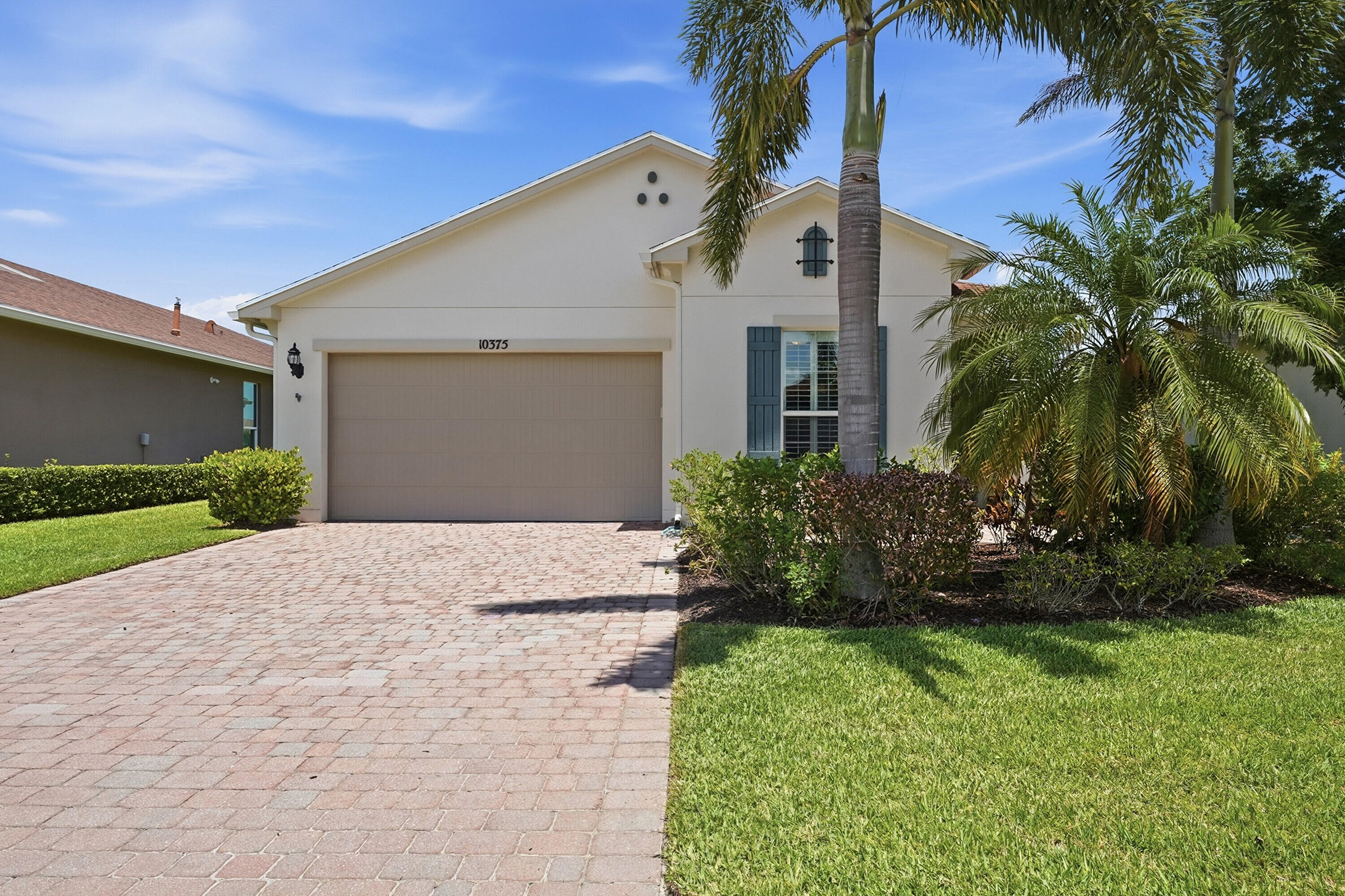 Foto de propiedad en 10375 SW Indian Lilac Trail, Port St. Lucie, FL 34987 Port St. Lucie con MLS# 