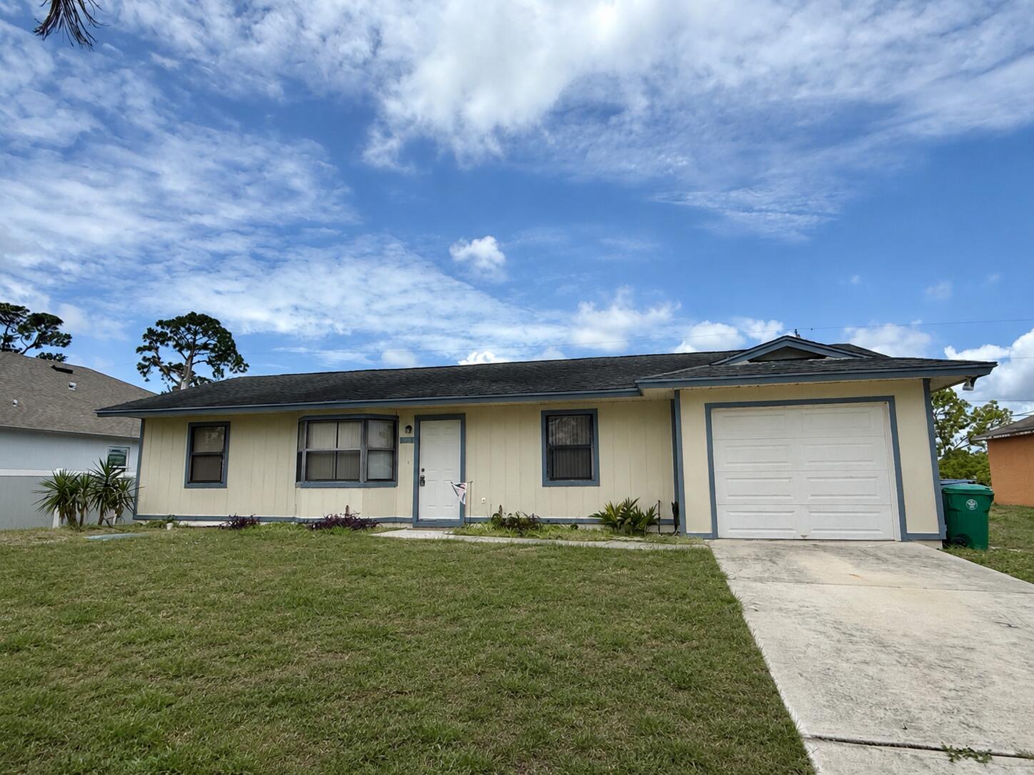 Alquilada 206 SW North Quick Circle, Port St. Lucie, FL 34953, Port St. Lucie, FL 34953