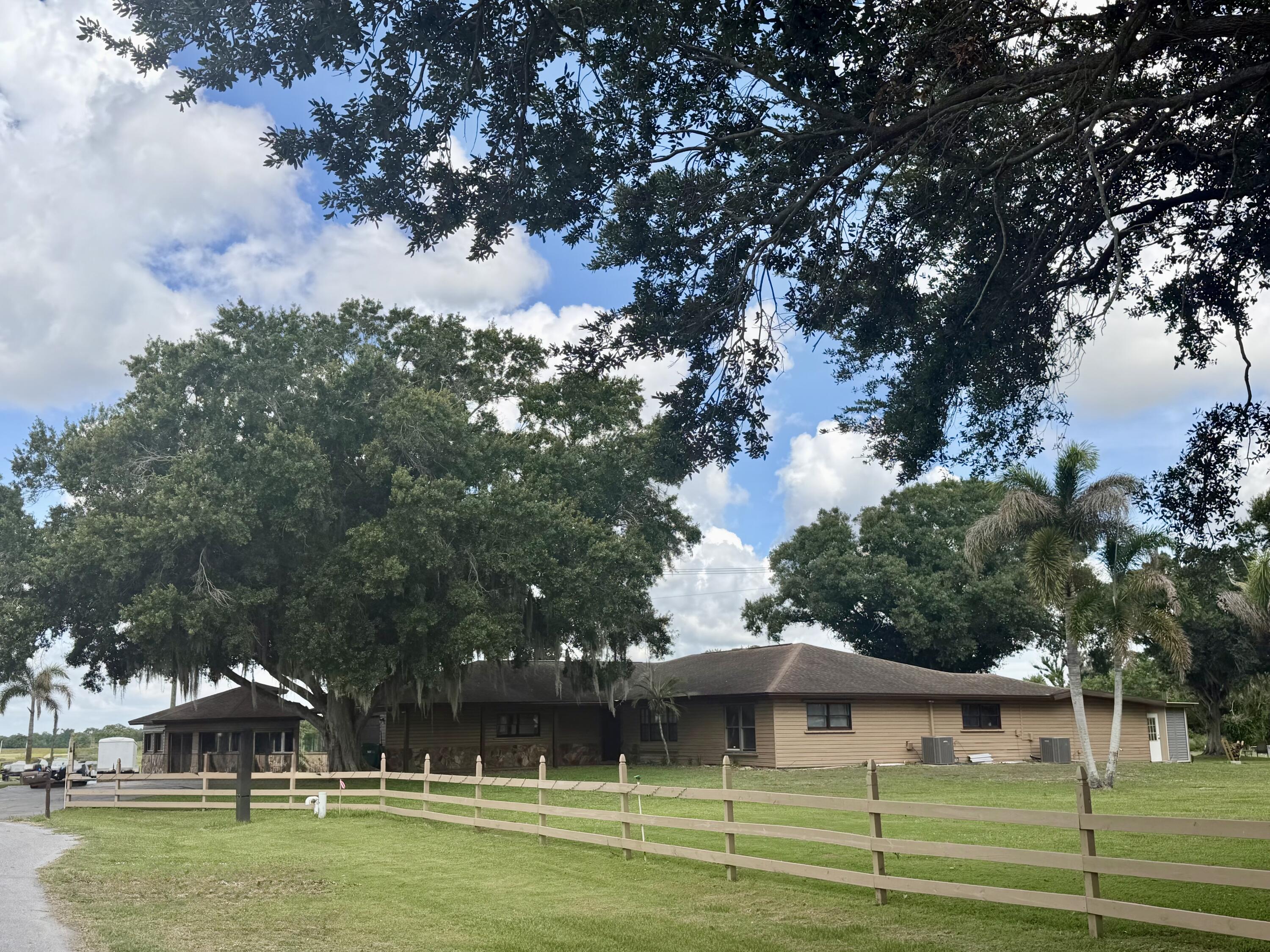 Foto de propiedad en 1631 SE 24th Boulevard, Okeechobee, FL 34974 Okeechobee con MLS# 