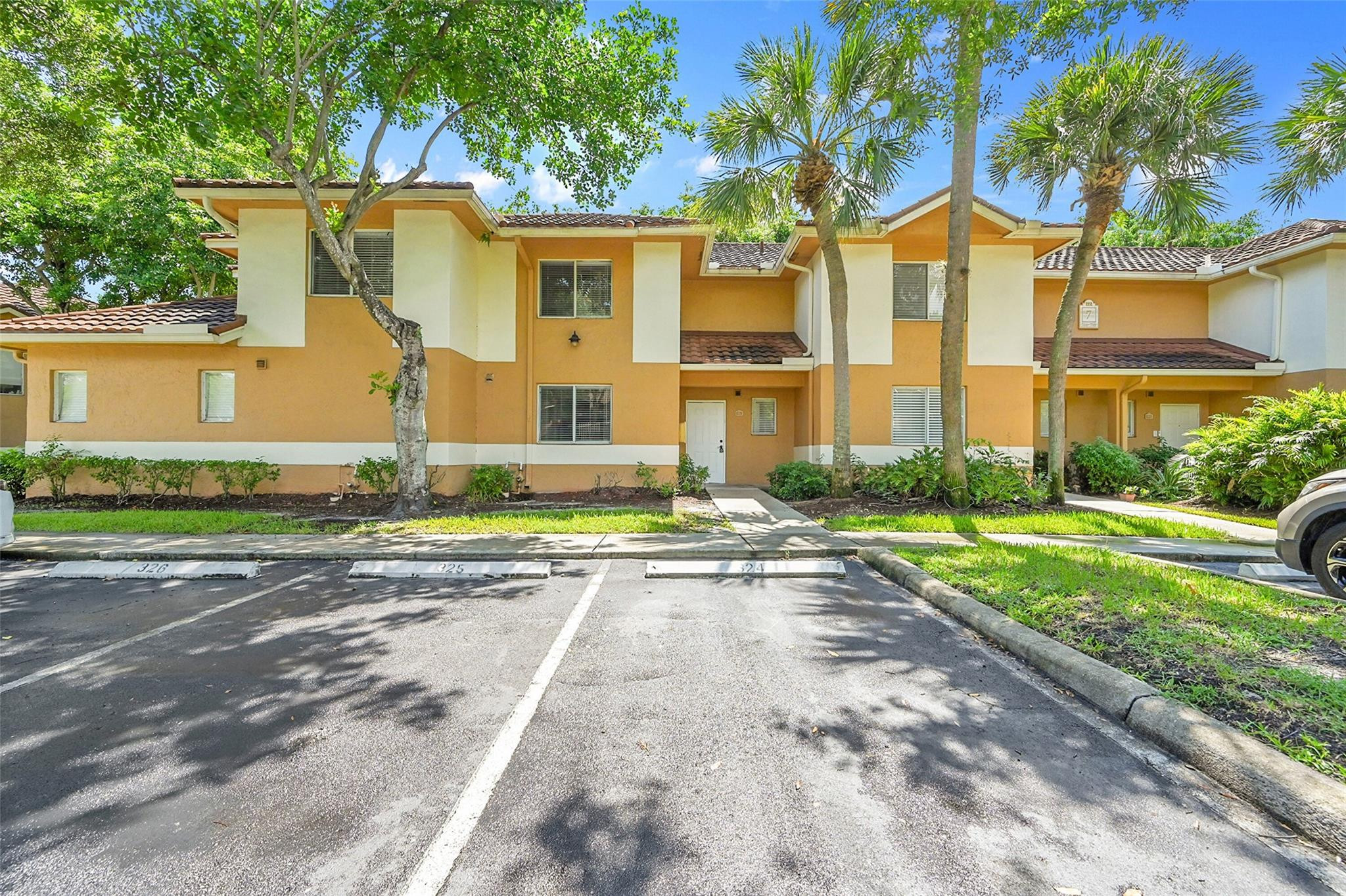 Foto de propiedad en 796 NW 91st Terrace, Plantation, FL 33324 Plantation con MLS# 