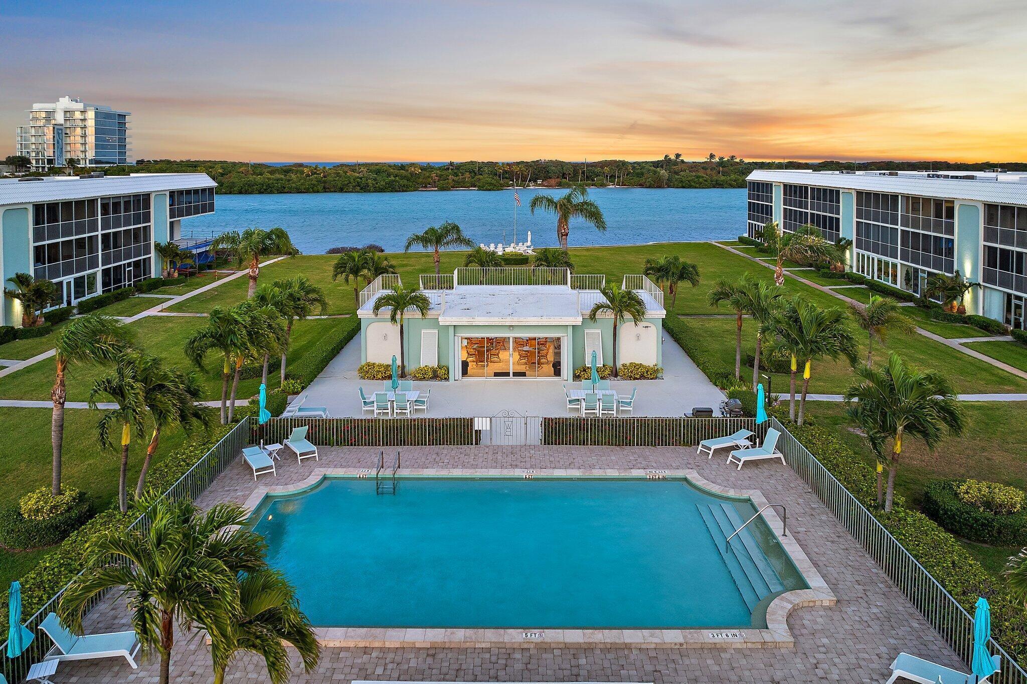Foto de propiedad en 100 Waterway Road E305, Tequesta, FL 33469 Tequesta con MLS# 