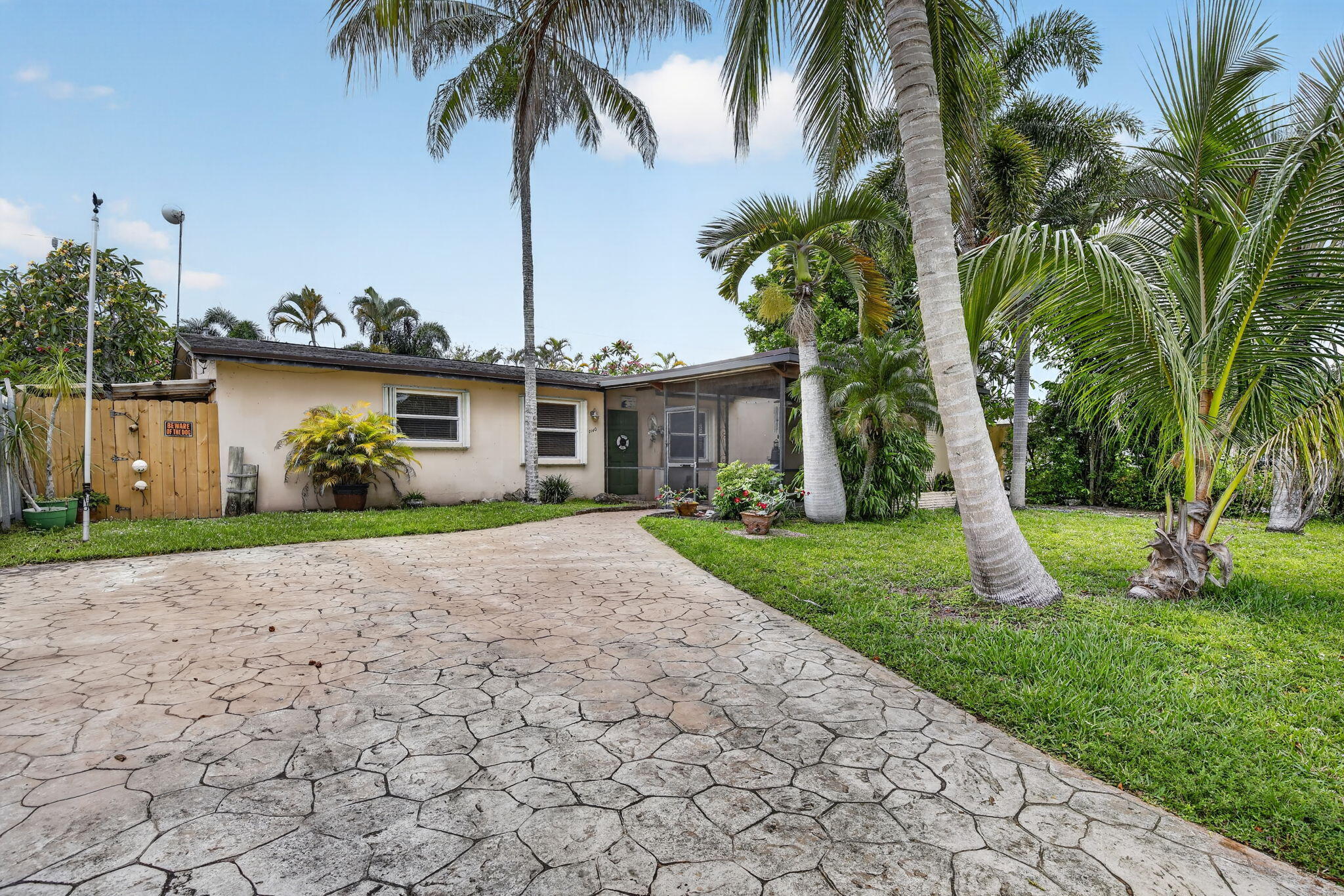 Foto de propiedad en 7140 Meade Street, Hollywood, FL 33024 Hollywood con MLS# 