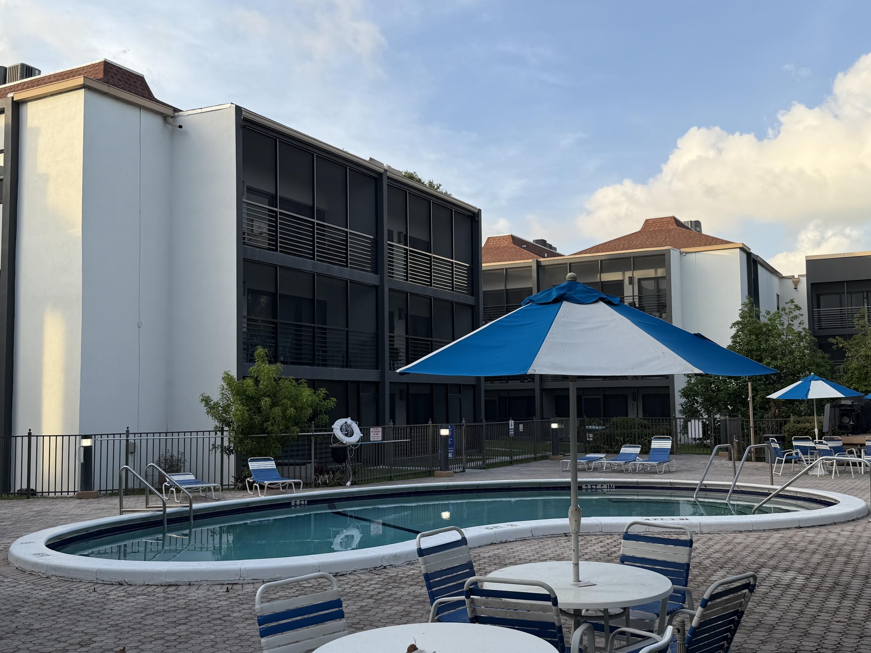 Foto de propiedad en 4040 N Hills Drive 35, Hollywood, FL 33021 Hollywood con MLS# 