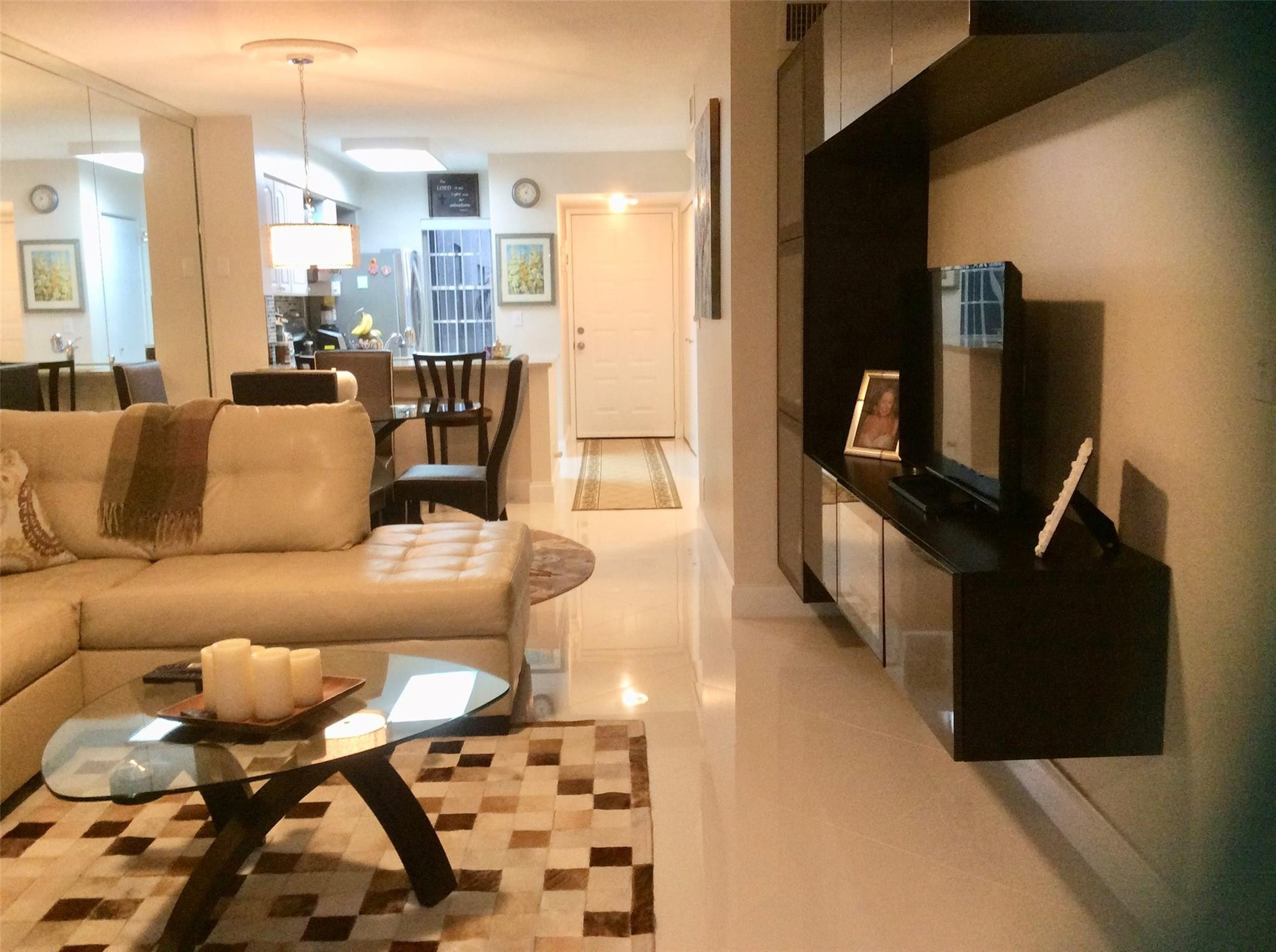 Foto de propiedad en 2220 N Cypress Bend Drive 104, Pompano Beach, FL 33069 Pompano Beach con MLS# 