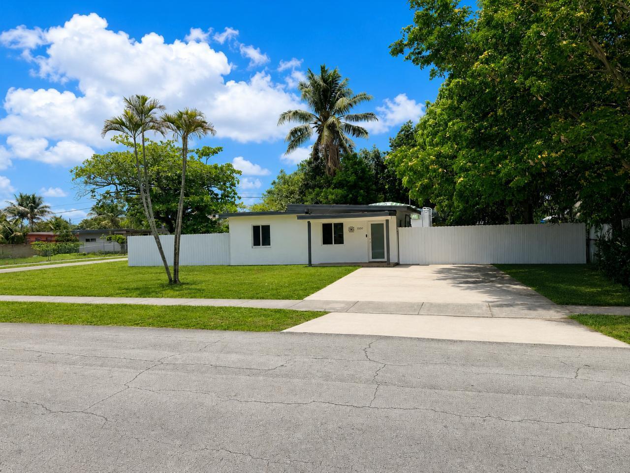 Foto de propiedad en 1100 NW 141st Street, Miami, FL 33168 Miami con MLS# 