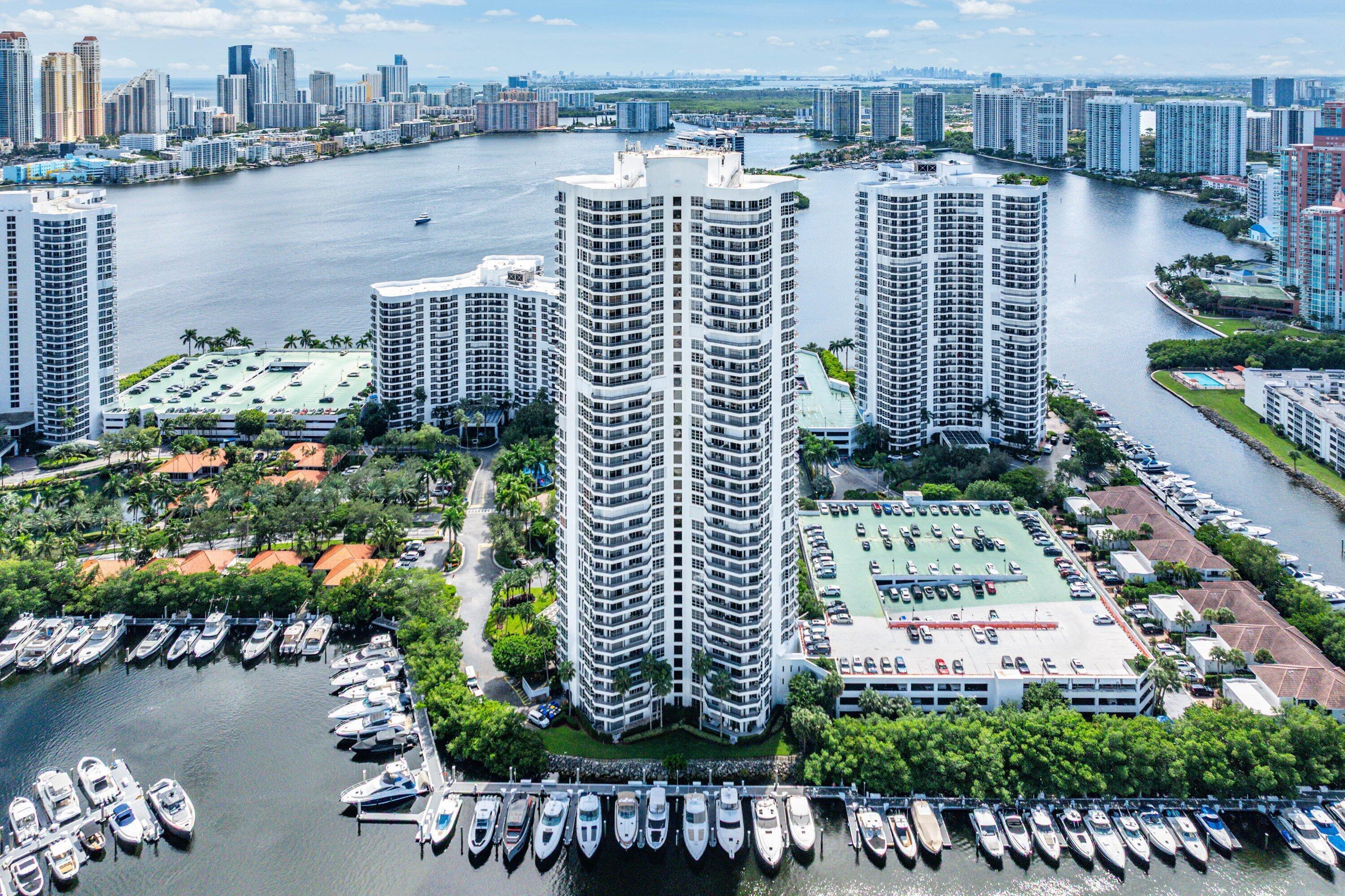 Foto de propiedad en 3500 Mystic Pointe Drive, Aventura, FL 33180 Aventura con MLS# 