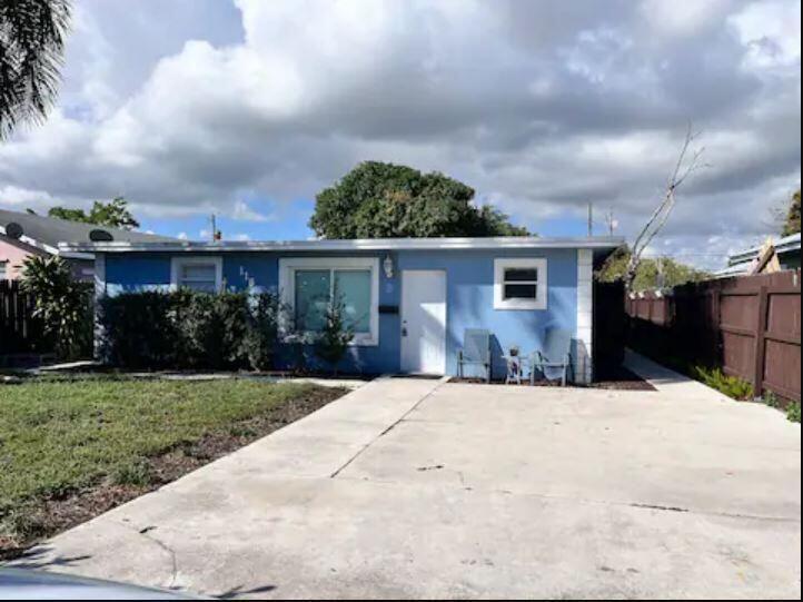 Foto de propiedad en 118 SW 12th Avenue, Delray Beach, FL 33444 Delray Beach con MLS# 