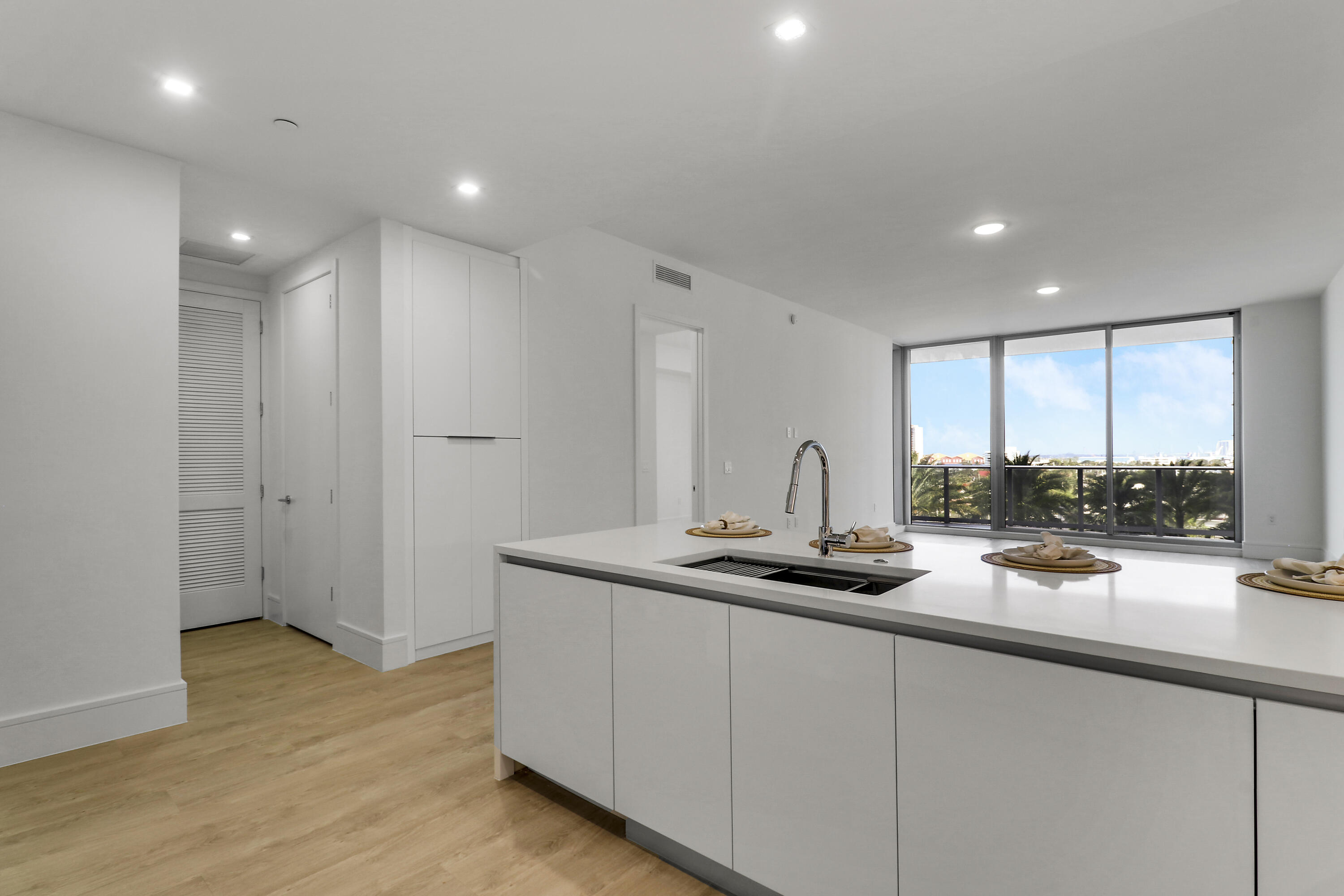 Foto de propiedad en 220 Lake Shore Drive 815, Lake Park, FL 33403 Lake Park con MLS# 
