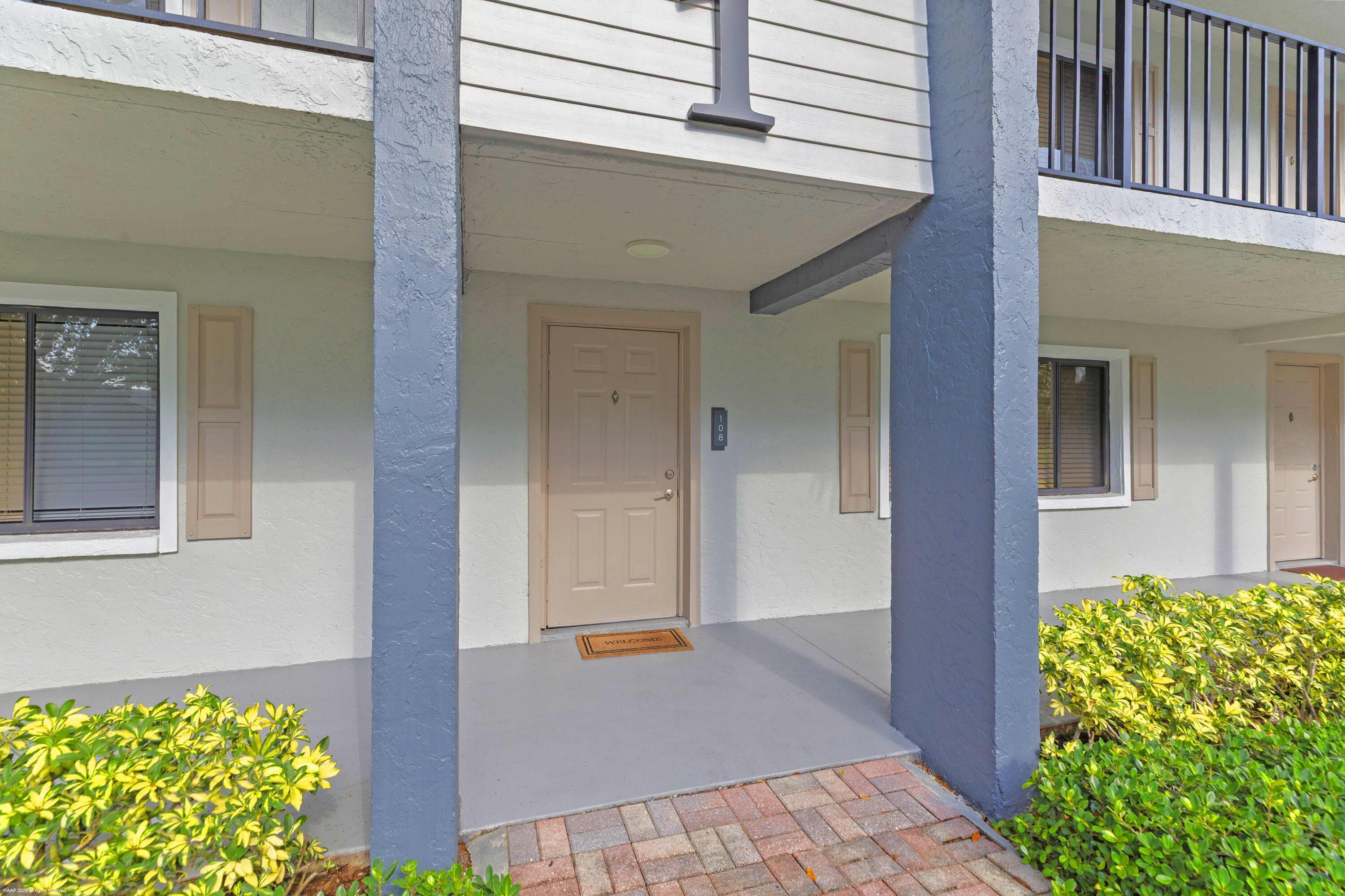 Foto de propiedad en 711 Forest Club Drive 108, Wellington, FL 33414 Wellington con MLS# 