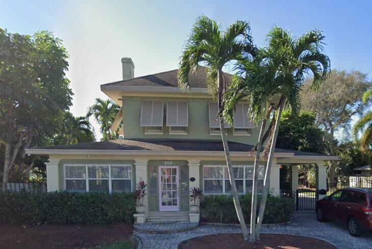 Foto de propiedad en 250 Foresteria Drive, Lake Park, FL 33403 Lake Park con MLS# 