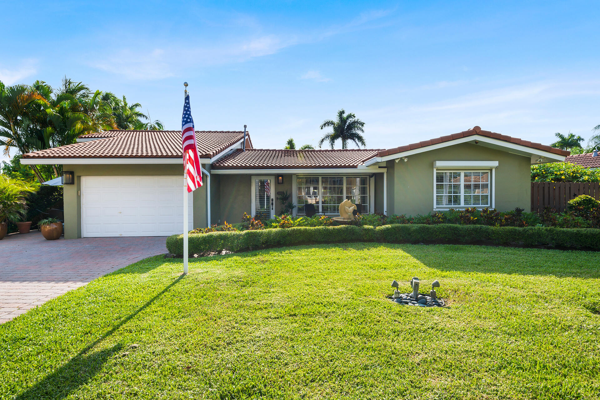 Foto de propiedad en 1755 E Terra Mar Drive, Lauderdale-By-The-Sea, FL 33062 Lauderdale-By-The-Sea con MLS# 