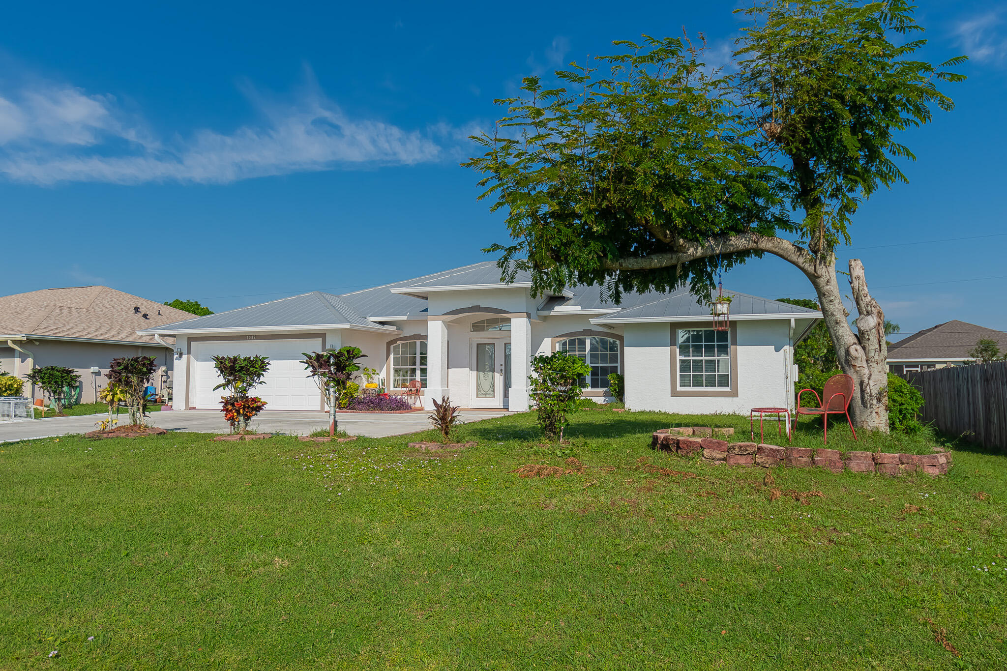 Foto de propiedad en 1019 SW California Boulevard, Port St. Lucie, FL 34953 Port St. Lucie con MLS# 