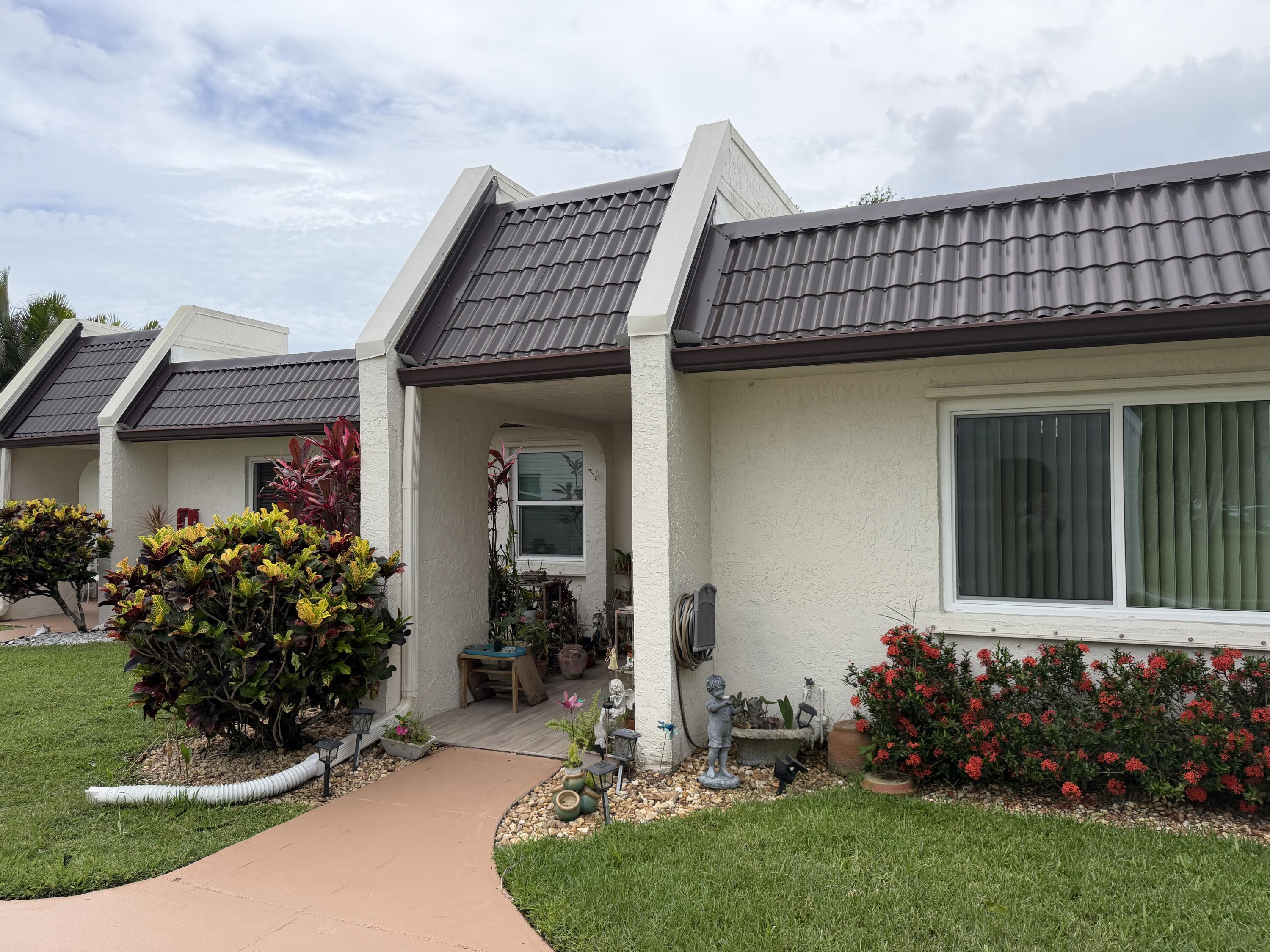 Foto de propiedad en 212 Lake Susan Lane, West Palm Beach, FL 33411 West Palm Beach con MLS# 