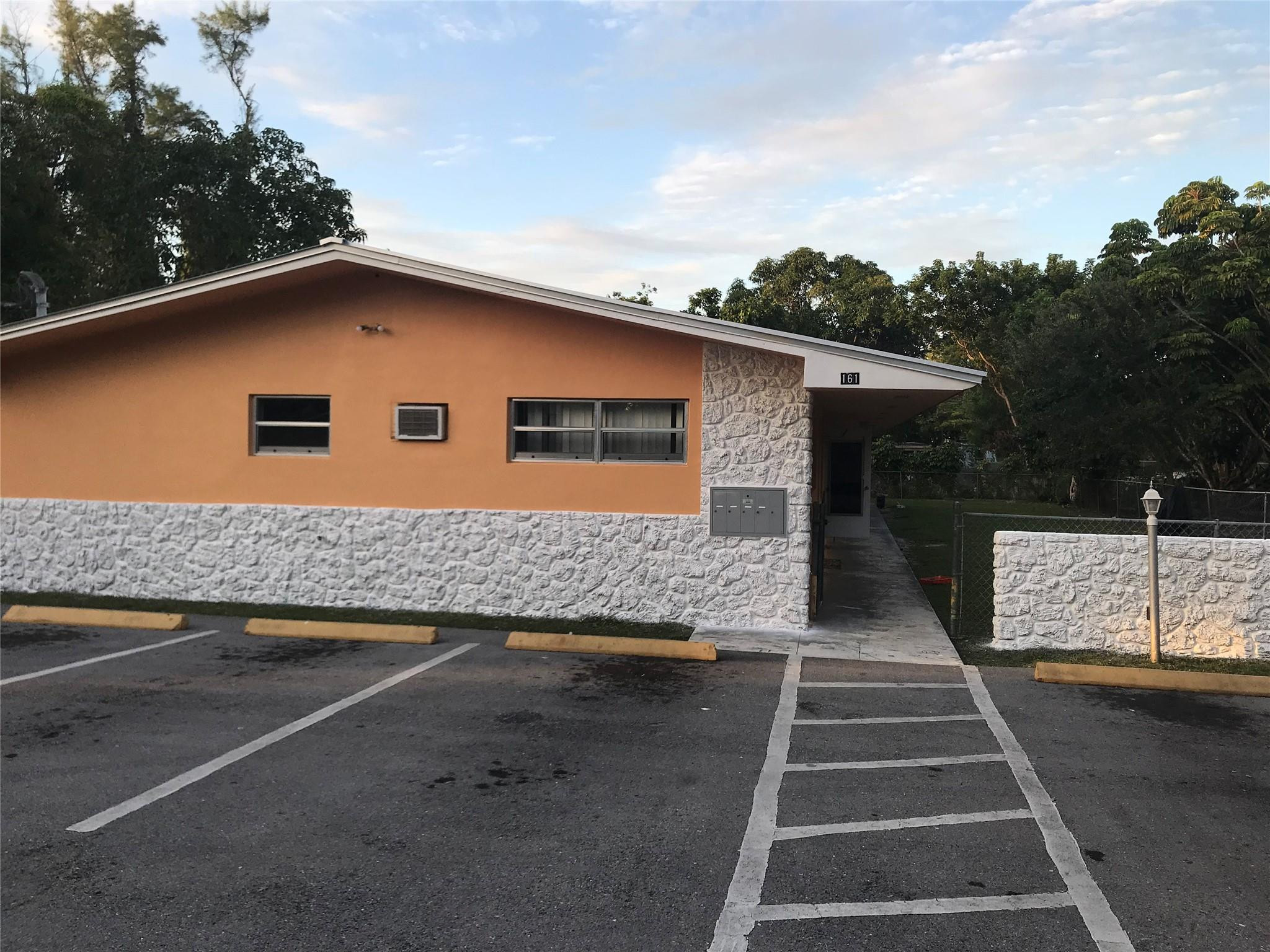 En Renta 161 NW 164th Street 1, Miami, FL 33169, Miami, FL 33169