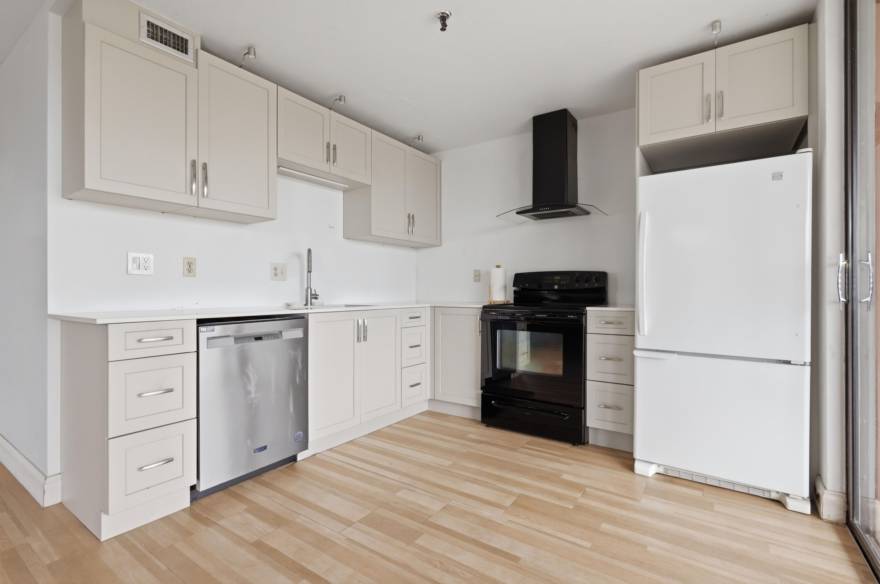 Foto de propiedad en 661 NE 195th Street 310, Miami, FL 33179 Miami con MLS# 