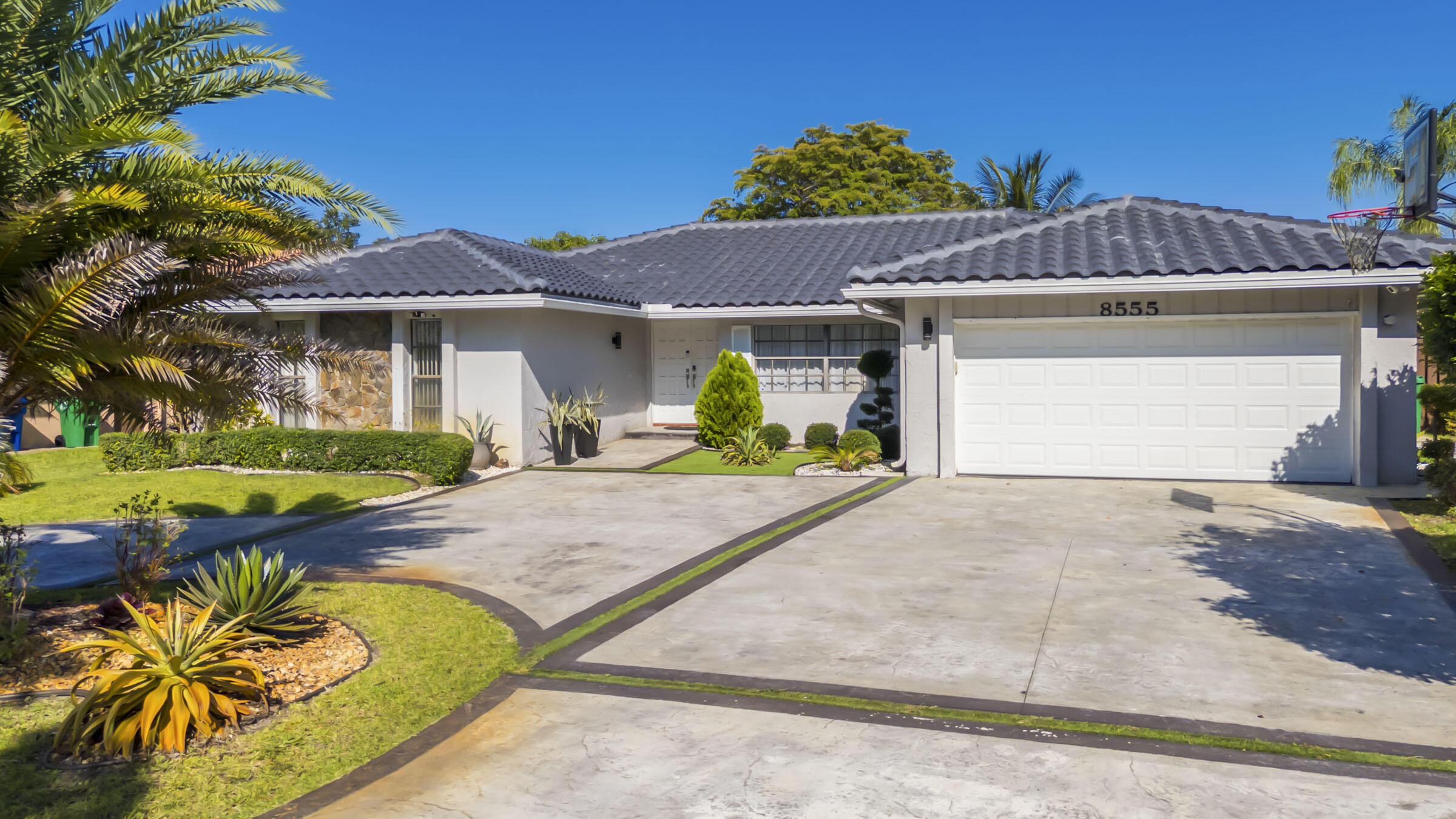 Foto de propiedad en 8555 SW 1st Place, Coral Springs, FL 33071 Coral Springs con MLS# 