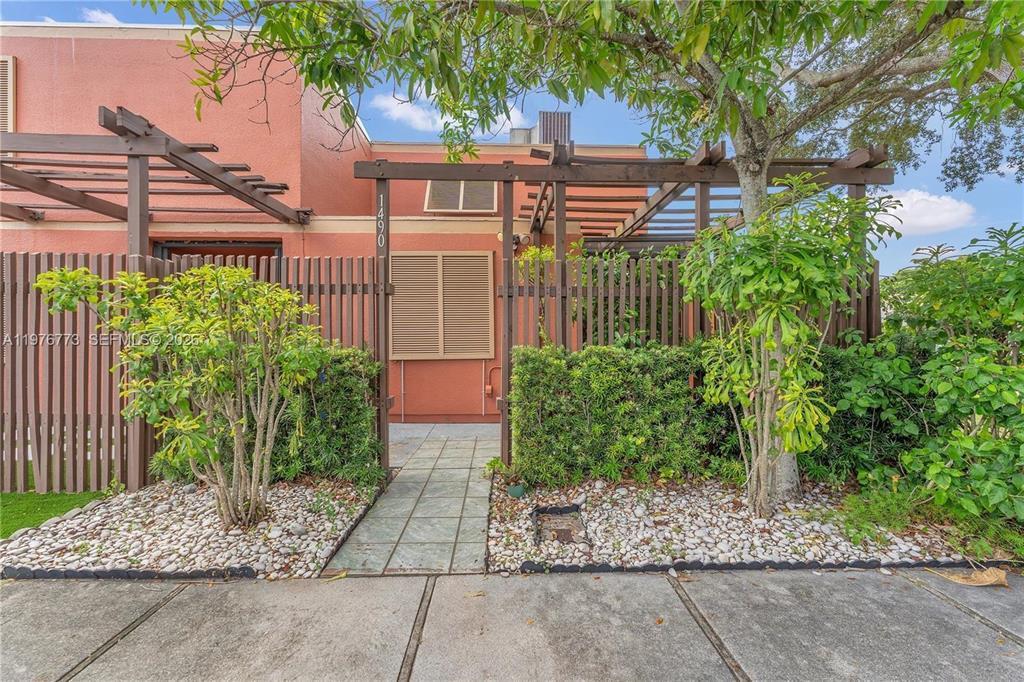 Foto de propiedad en 1490 Laguna Lane, Pembroke Pines, FL 33026 Pembroke Pines con MLS# 