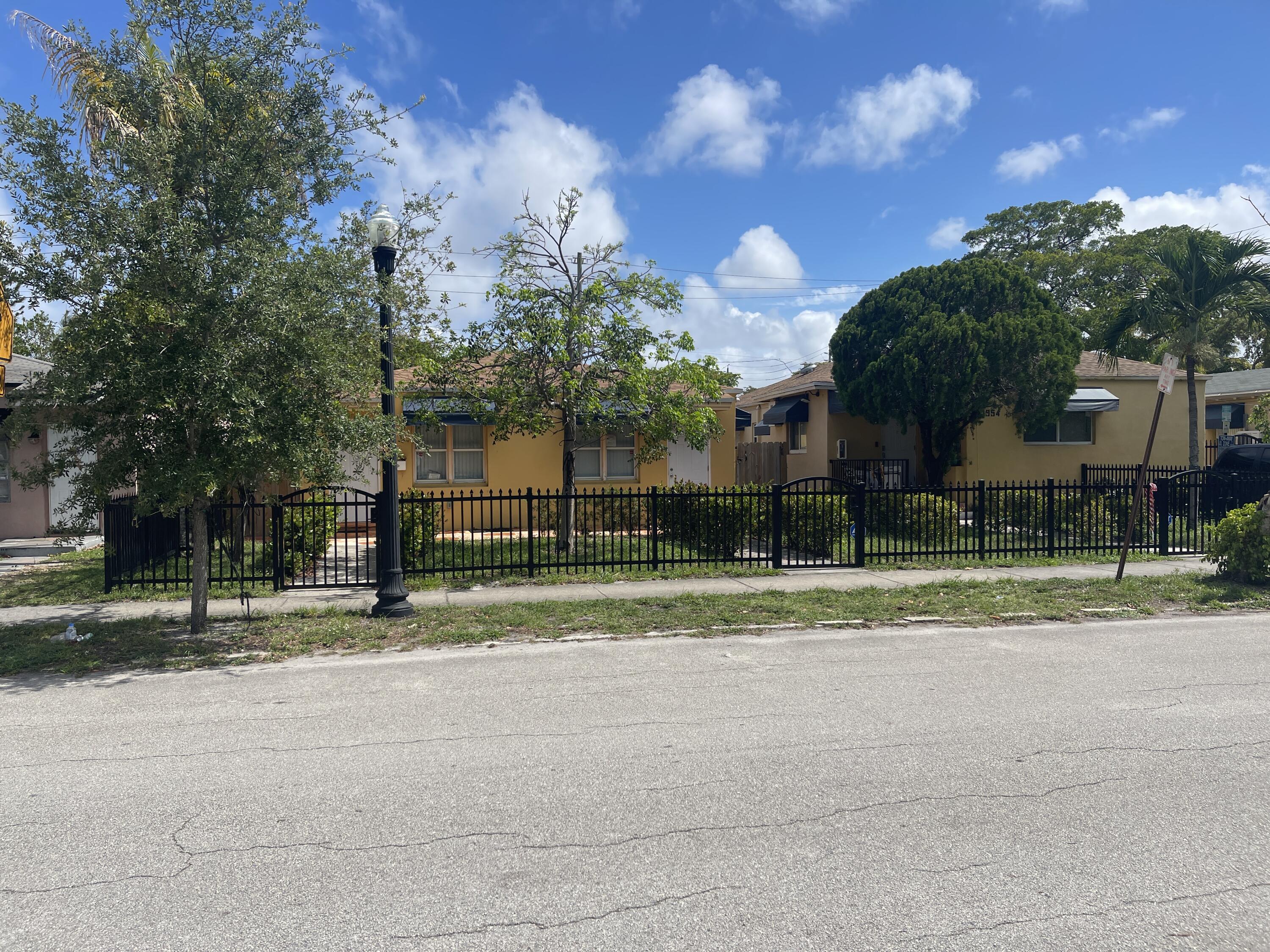 Foto de propiedad en 1948 Buchanan Street, Hollywood, FL Hollywood con MLS# 