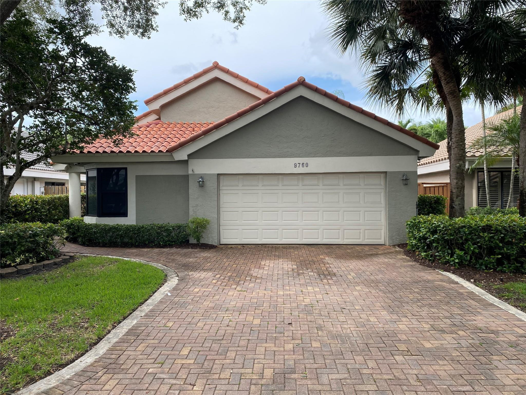 Foto de propiedad en 9760 NW 18th Drive, Plantation, FL 33322 Plantation con MLS# 