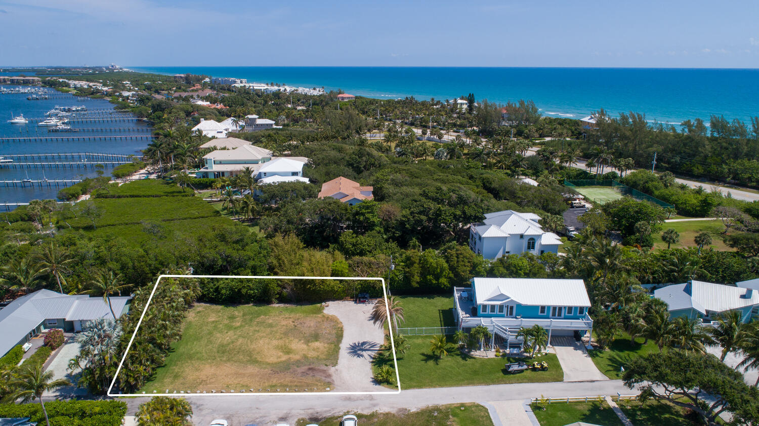 Foto de propiedad en 5157 NE Shore Village Terrace, Hutchinson Island, FL 34996 Hutchinson Island con MLS# 