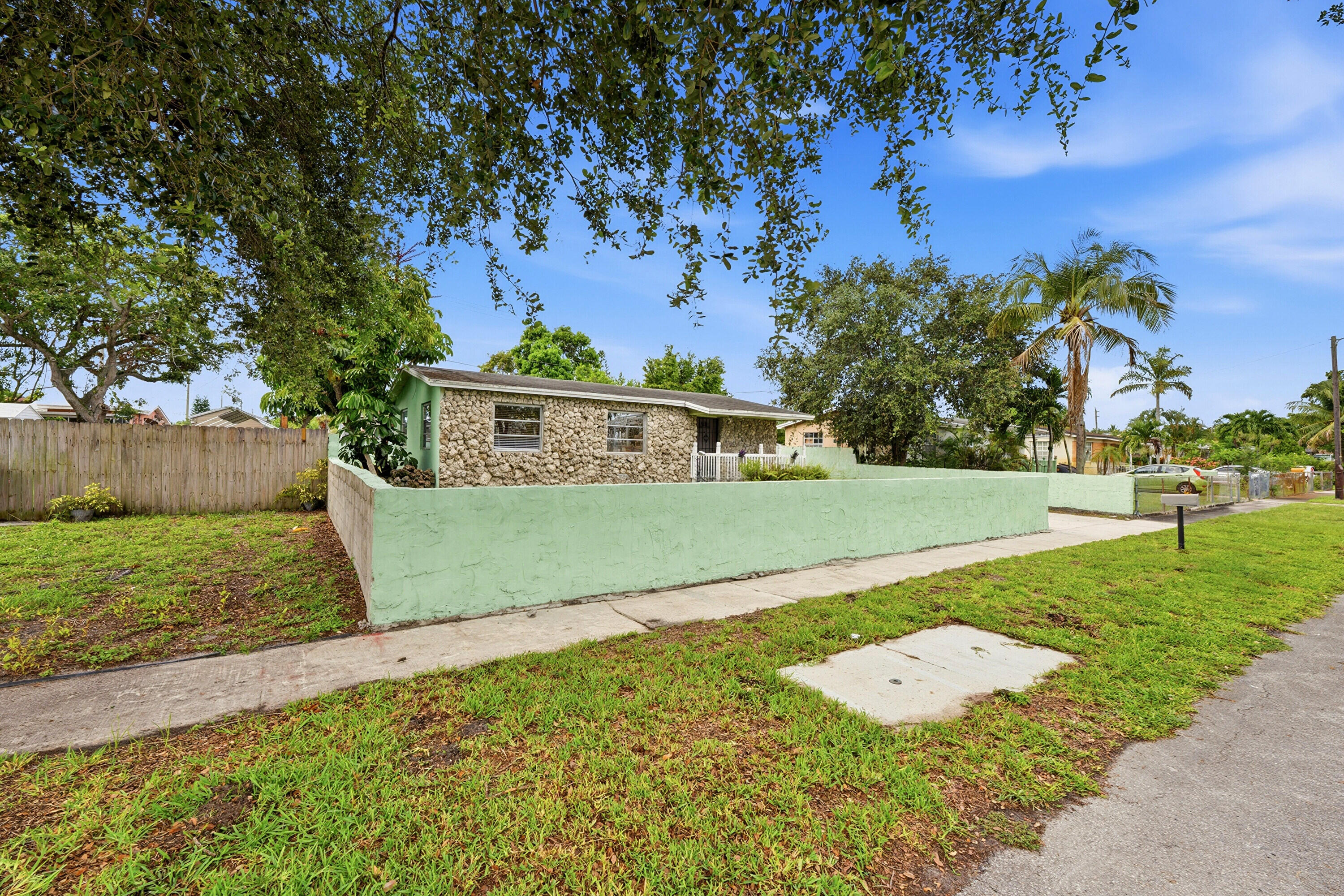 Foto de propiedad en 6404 Oak Street, Hollywood, FL 33024 Hollywood con MLS# 