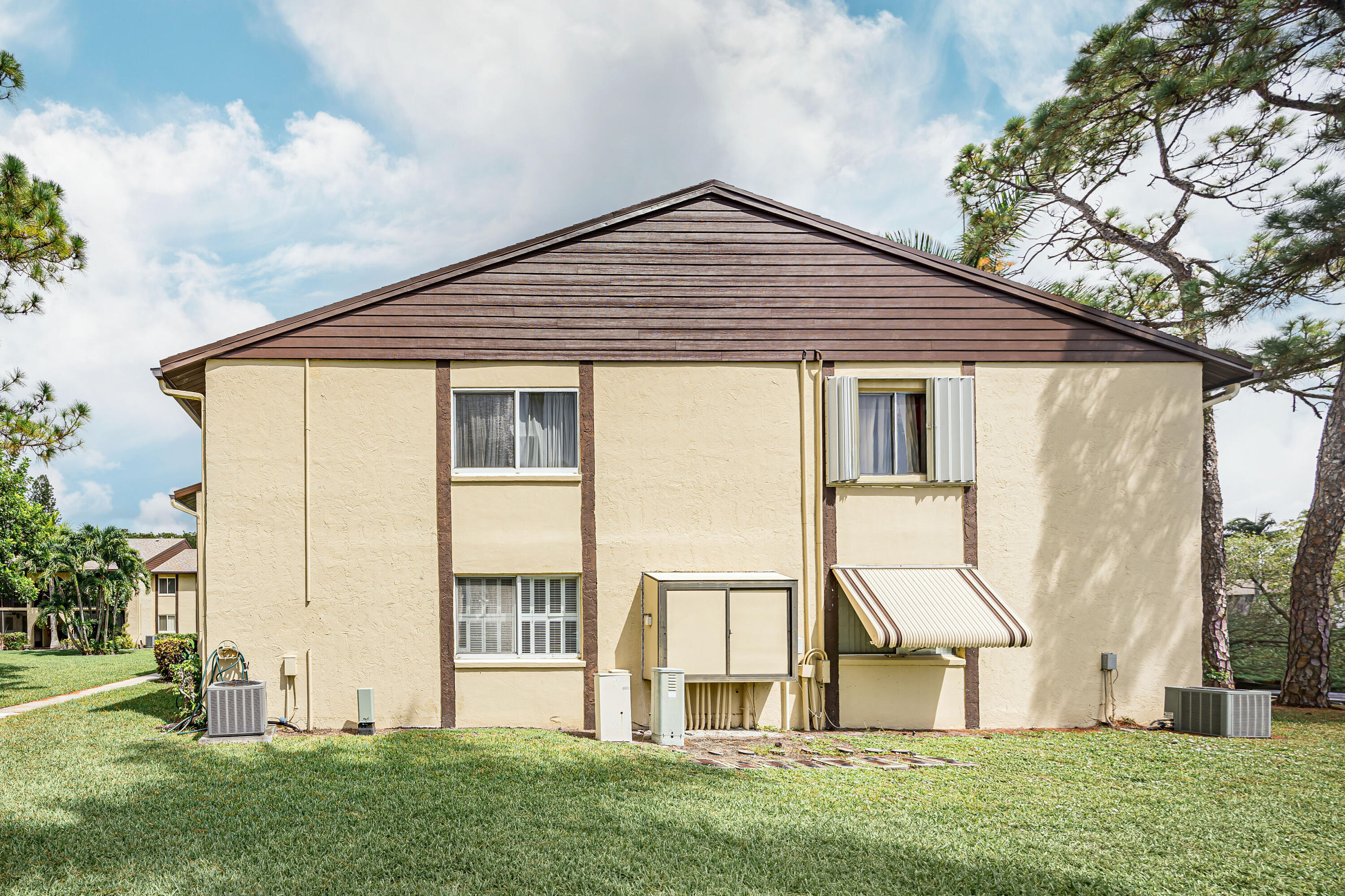 Foto de propiedad en 311 Pine Ridge Circle B-1, Greenacres, FL 33463 Greenacres con MLS# 
