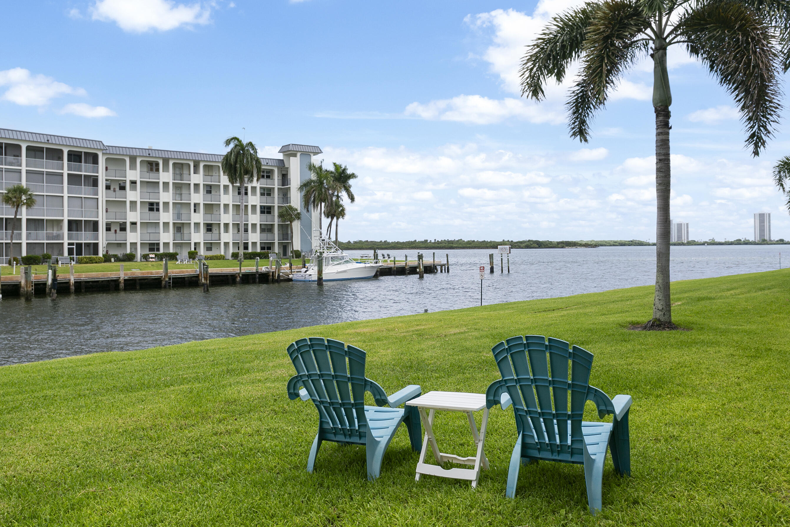 Foto de propiedad en 111 Shore Court 203, North Palm Beach, FL 33408 North Palm Beach con MLS# 