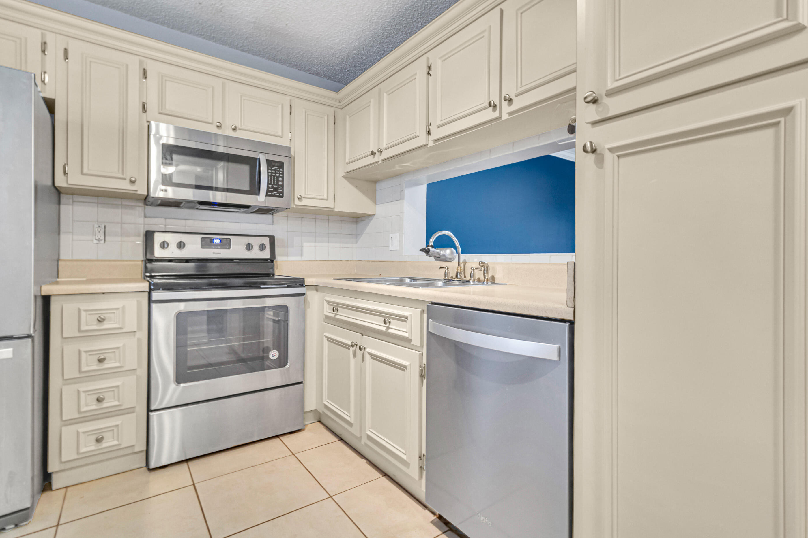 Foto de propiedad en 5510 Lakeside Drive 202, Margate, FL 33063 Margate con MLS# 