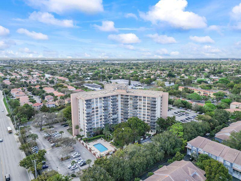 Foto de propiedad en 10777 W Sample Road 310, Coral Springs, FL 33065 Coral Springs con MLS# 