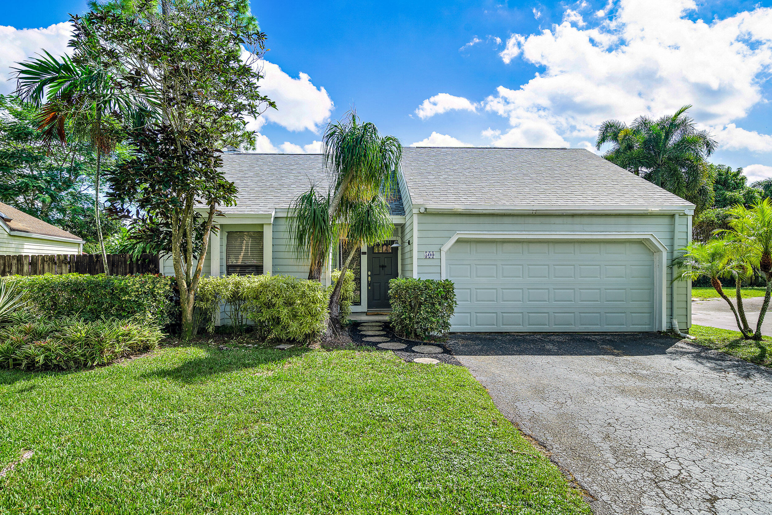 Foto de propiedad en 500 Oak Shadow Way, Wellington, FL 33414 Wellington con MLS# 