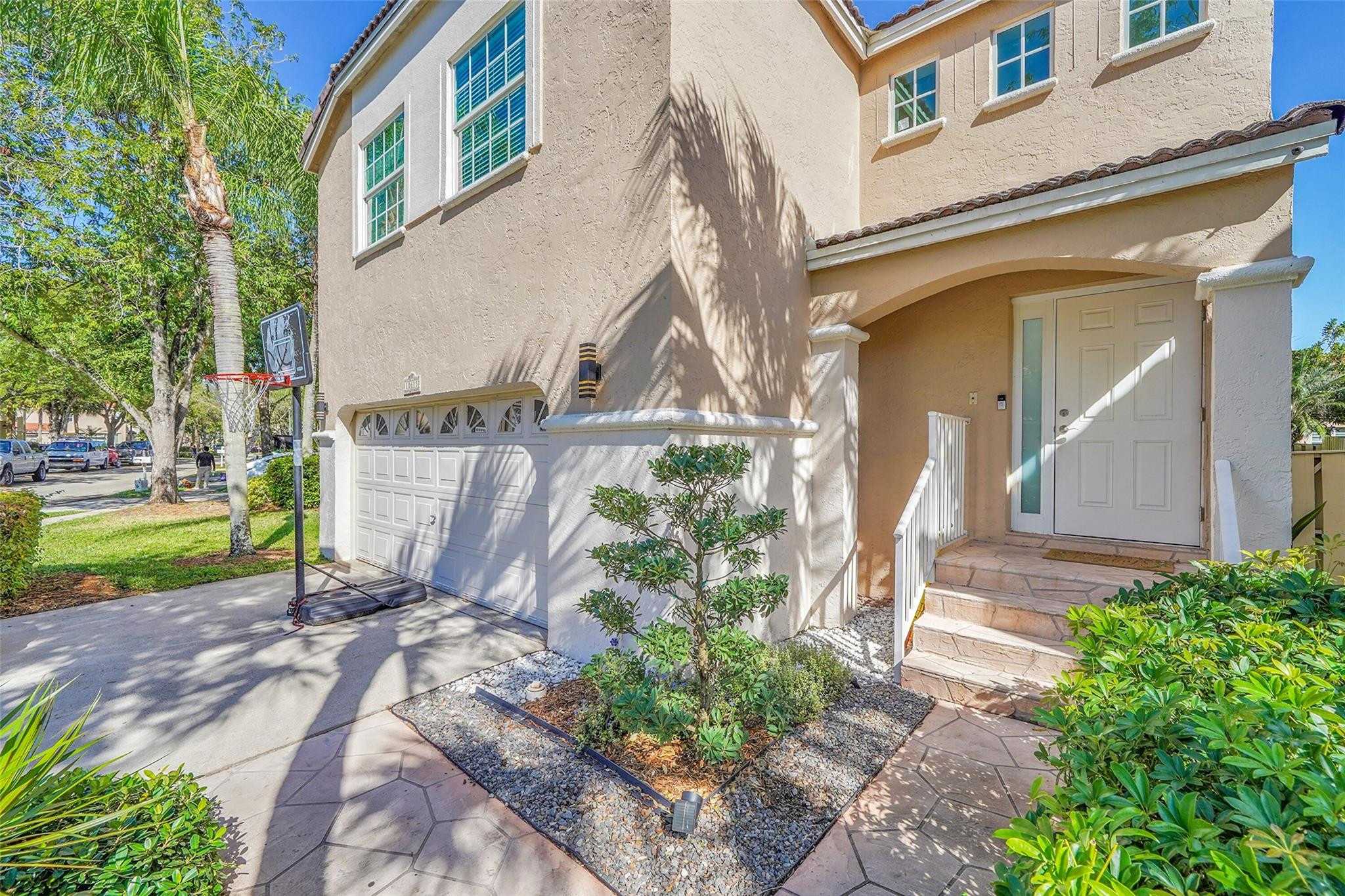 Foto de propiedad en 10615 NW 12th Court, Plantation, FL 33322 Plantation con MLS# 