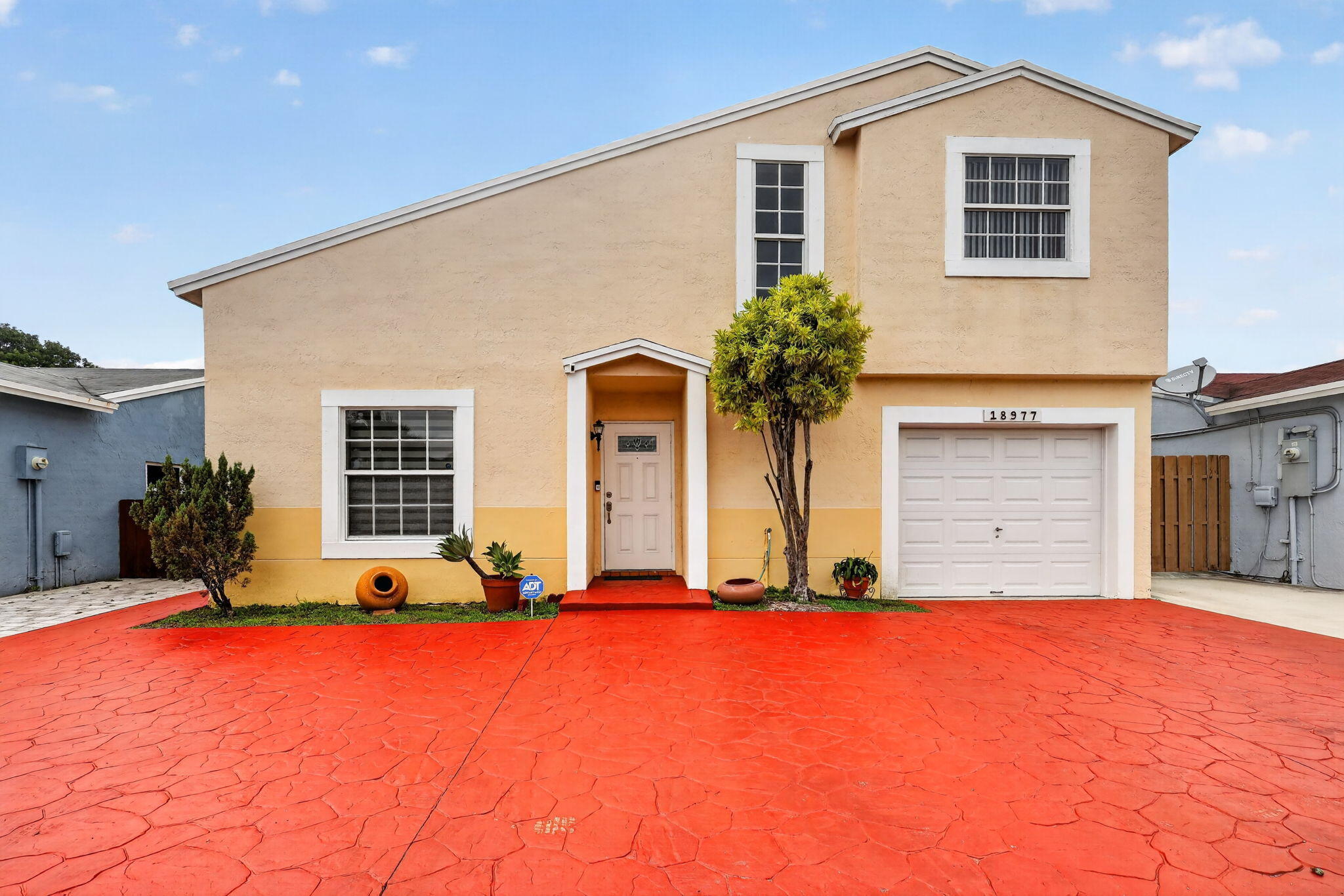 Foto de propiedad en 18977 NW 63rd Ct Circle, Miami Gardens, FL 33015 Miami Gardens con MLS# 