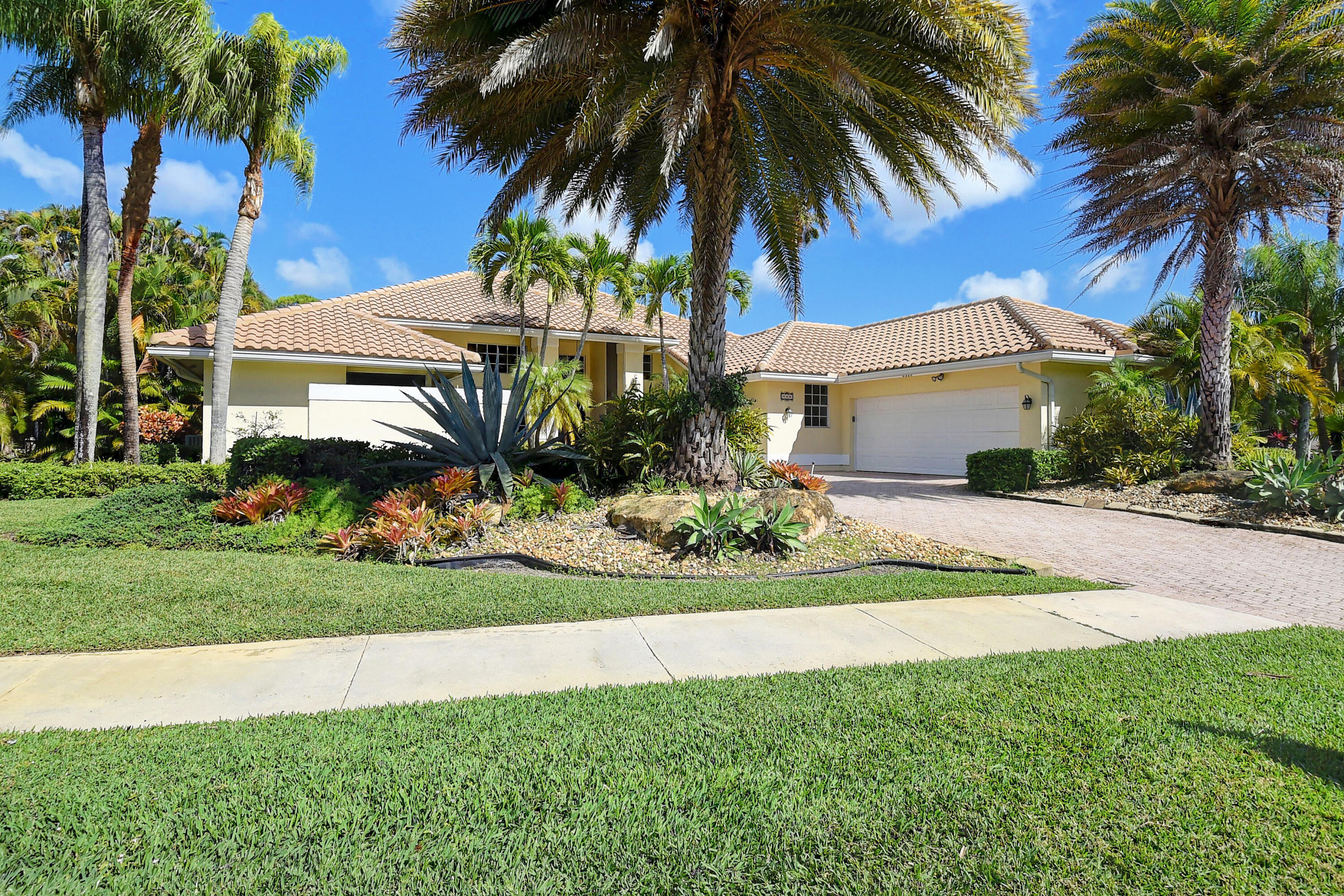 Foto de propiedad en 8320 Desmond Drive, Boynton Beach, FL 33472 Boynton Beach con MLS# 