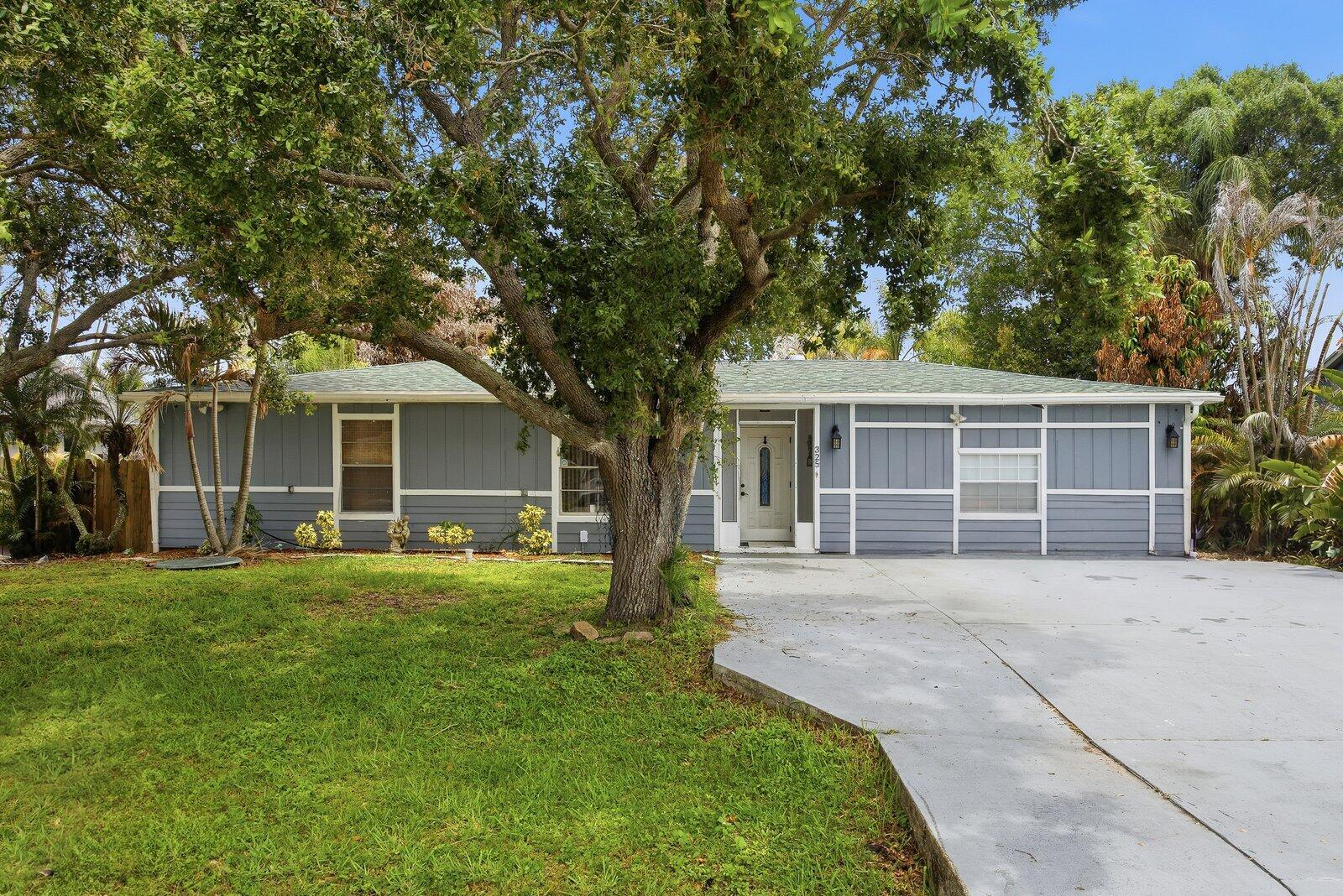 Foto de propiedad en 325 NW Dearman Street, Port St. Lucie, FL 34983 Port St. Lucie con MLS# 