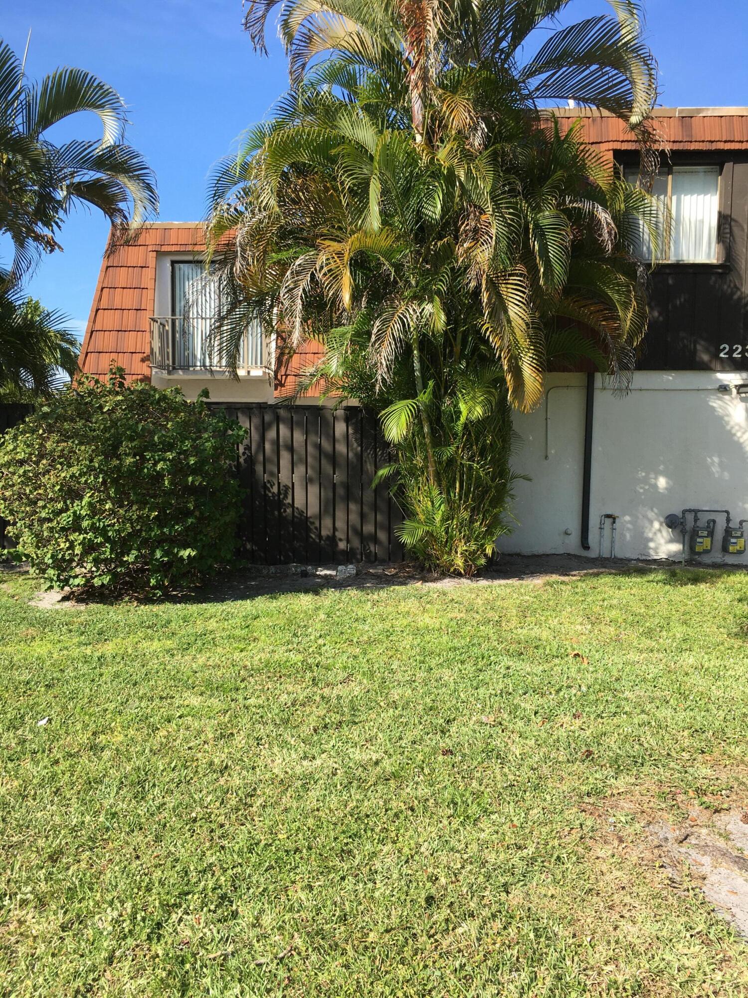 Foto de propiedad en 2233 White Pine Circle D, Greenacres, FL 33415 Greenacres con MLS# 