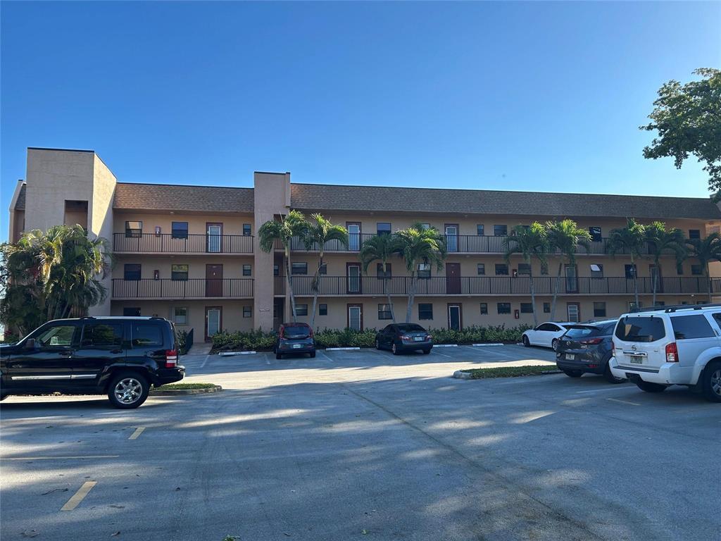 Foto de propiedad en 10303 Sunrise Lakes Boulevard 205, Sunrise, FL 33322 Sunrise con MLS# 