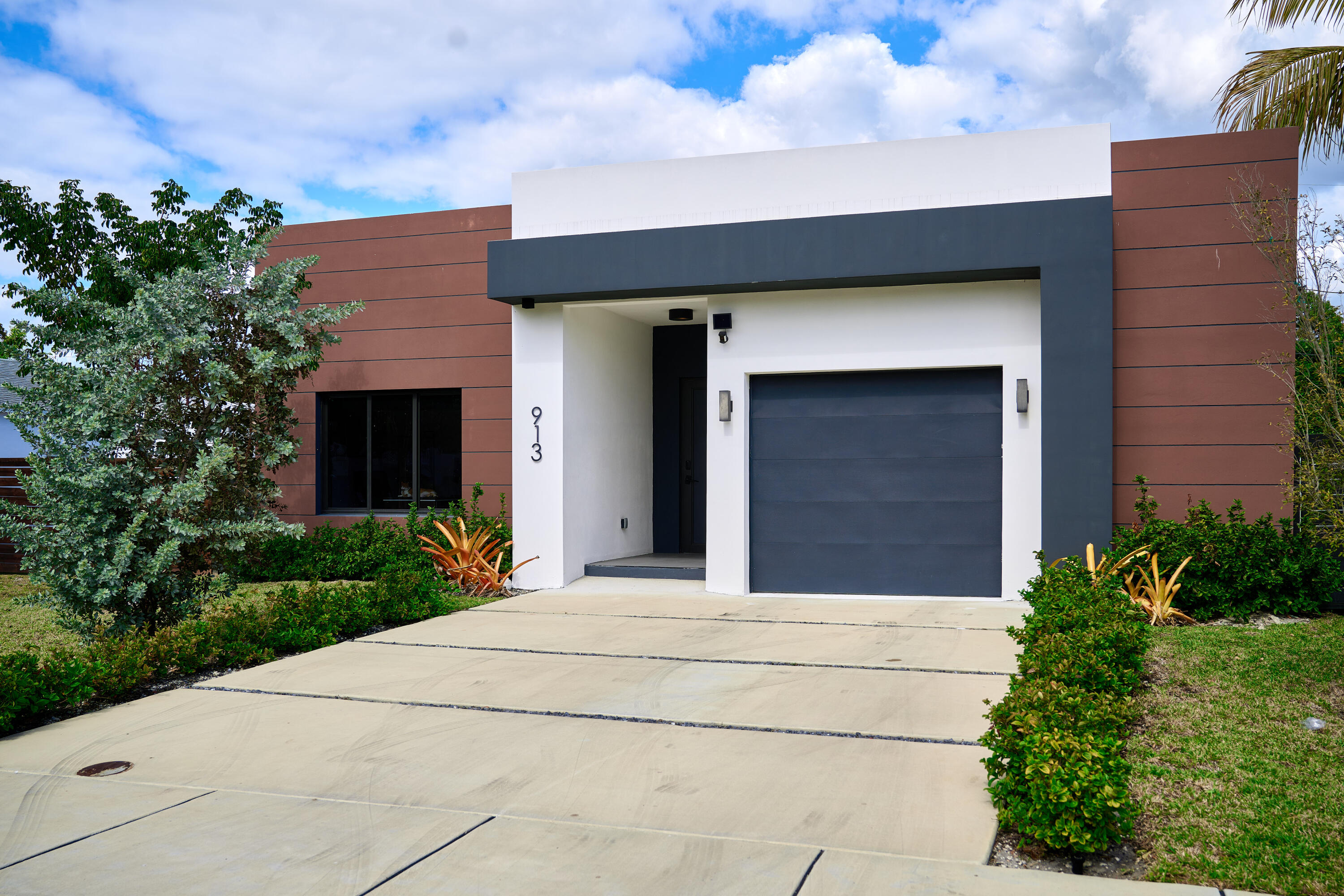 Foto de propiedad en 913 NE 15th Street, Fort Lauderdale, FL 33304 Fort Lauderdale con MLS# 