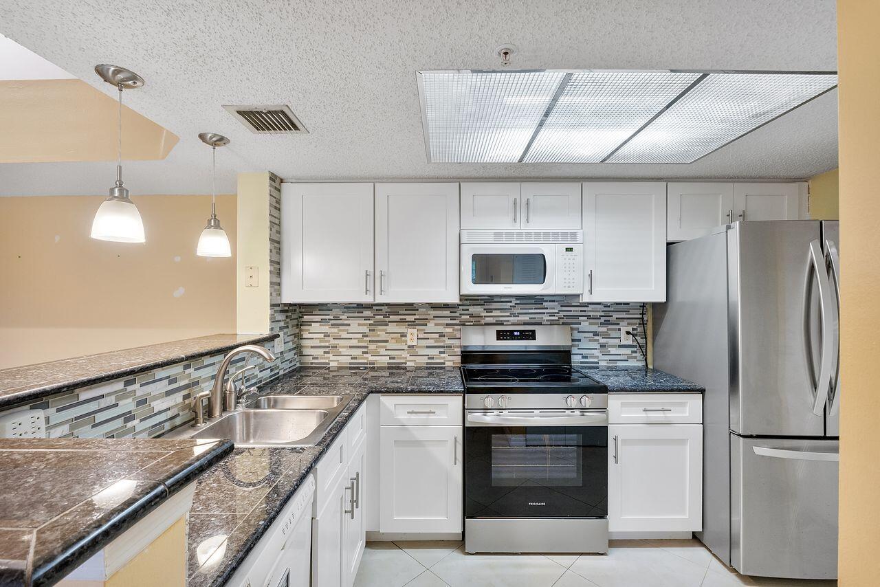 Foto de propiedad en 5011 Wiles Road Unit 303, Coconut Creek, FL 33073 Coconut Creek con MLS# 