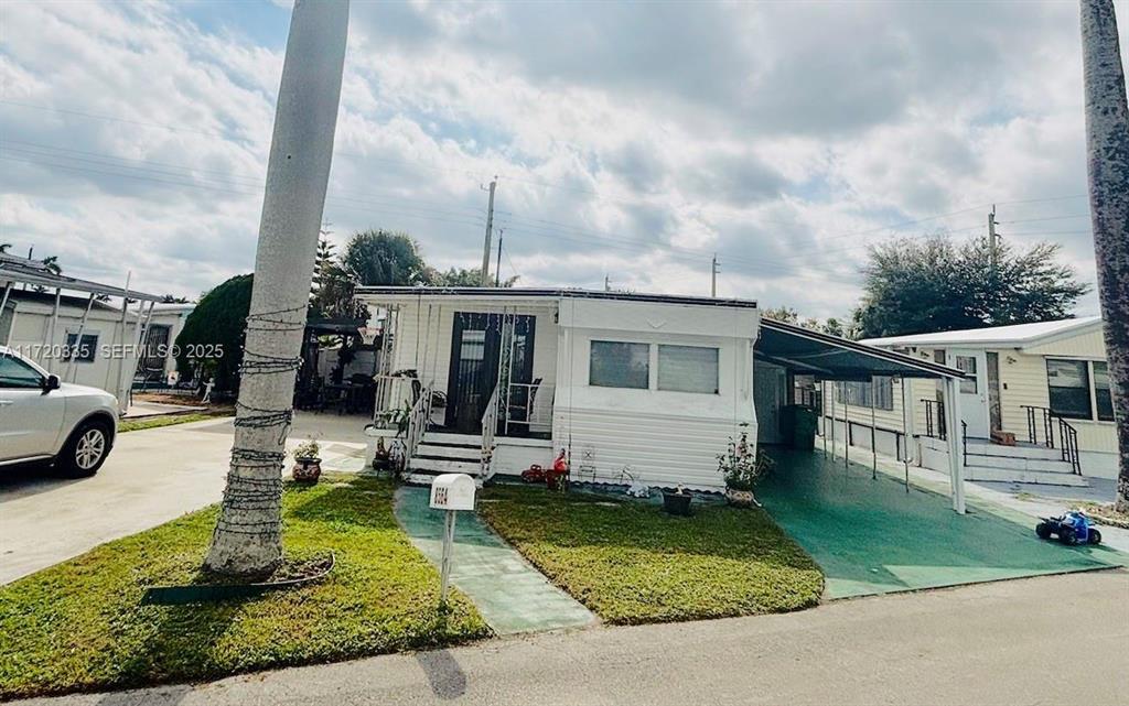 Foto de propiedad en 8564 SW 15th Court, Davie, FL 33324 Davie con MLS# 