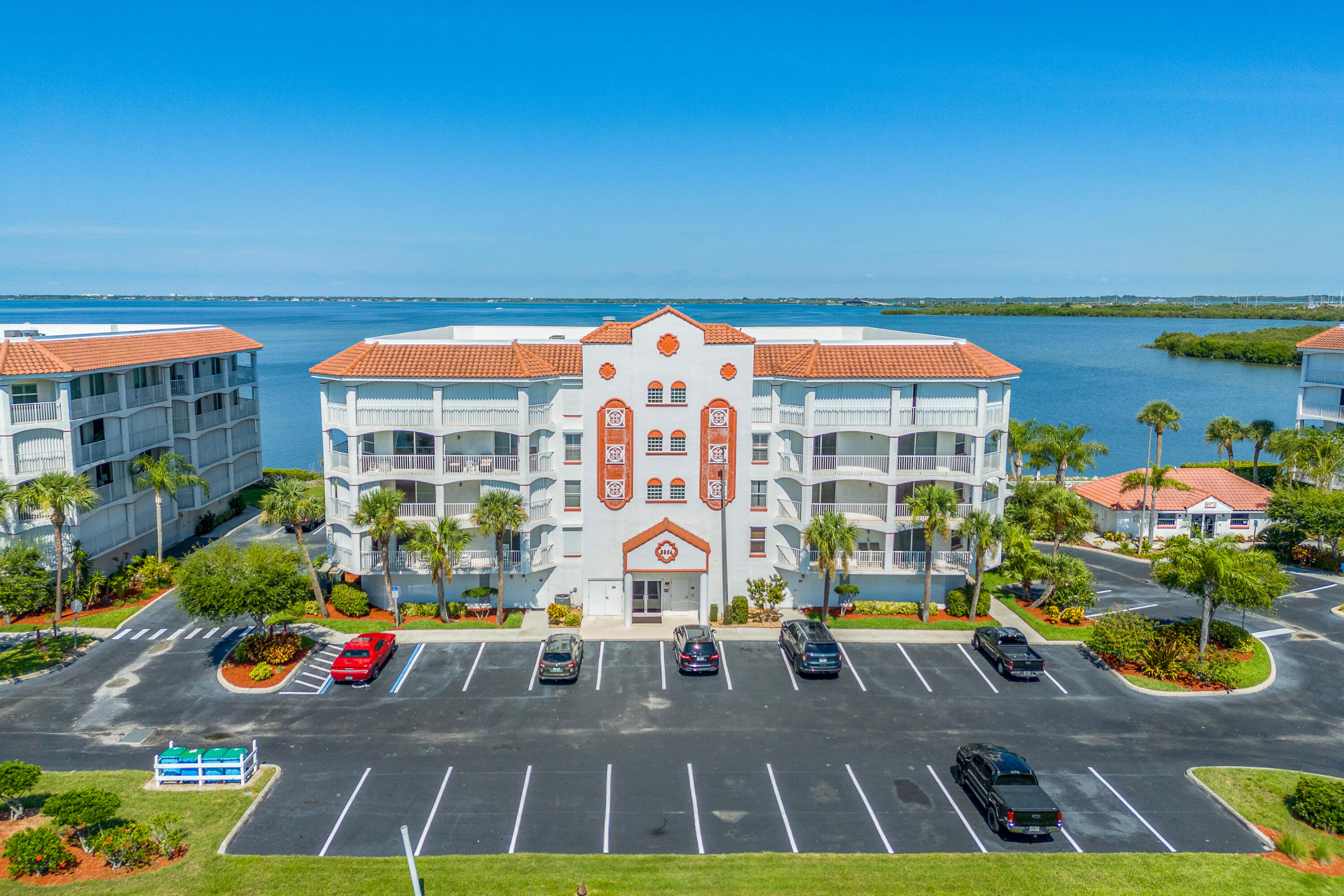 Foto de propiedad en 8955 Puerto Del Rio Drive, Cape Canaveral, FL 32920 Cape Canaveral con MLS# 