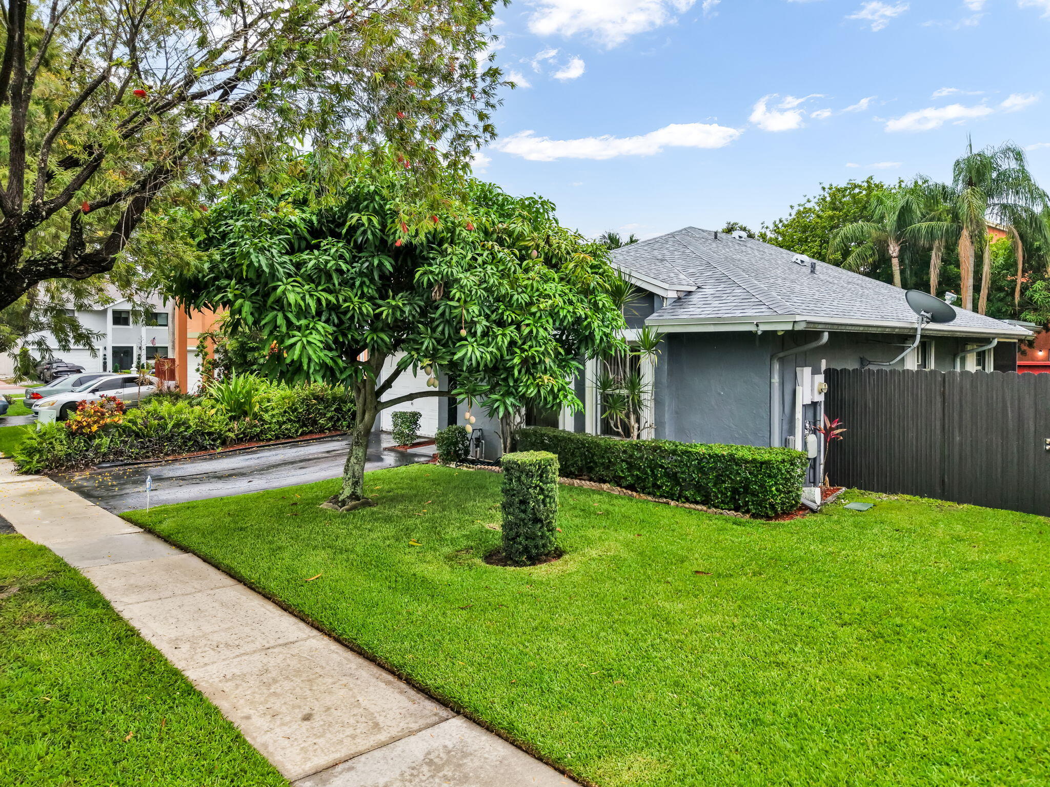 Foto de propiedad en 9720 SW 12th Street, Pembroke Pines, FL 33025 Pembroke Pines con MLS# 