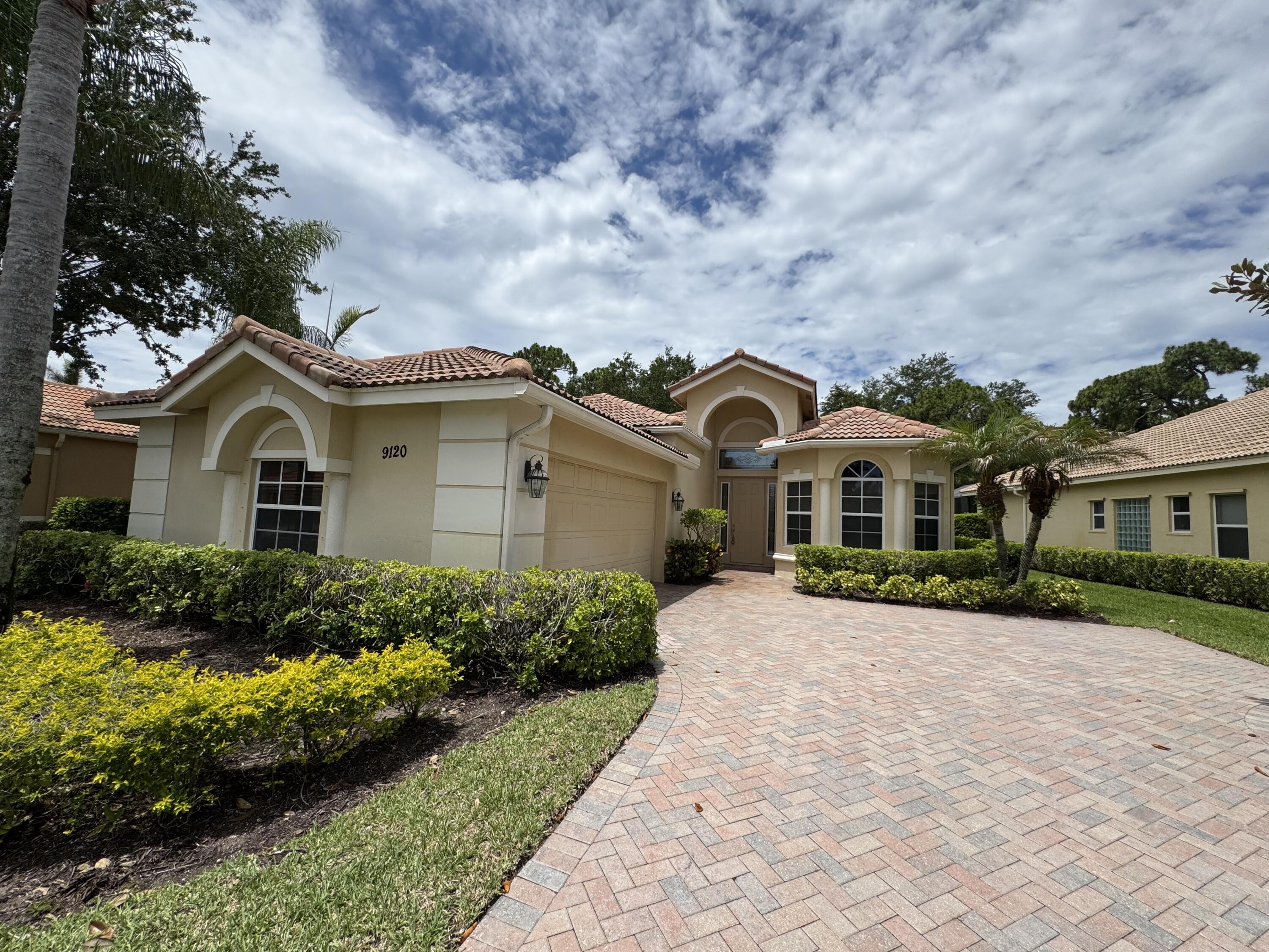 Foto de propiedad en 9120 Pumpkin Ridge, Port St. Lucie, FL 34986 Port St. Lucie con MLS# 