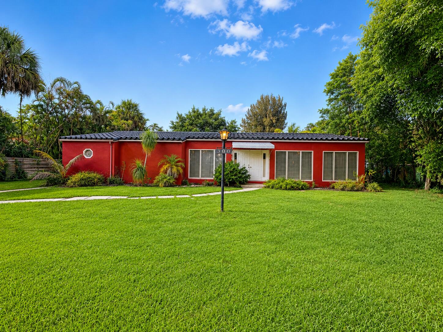 Foto de propiedad en 300 Bayberry Drive, Plantation, FL 33317 Plantation con MLS# 