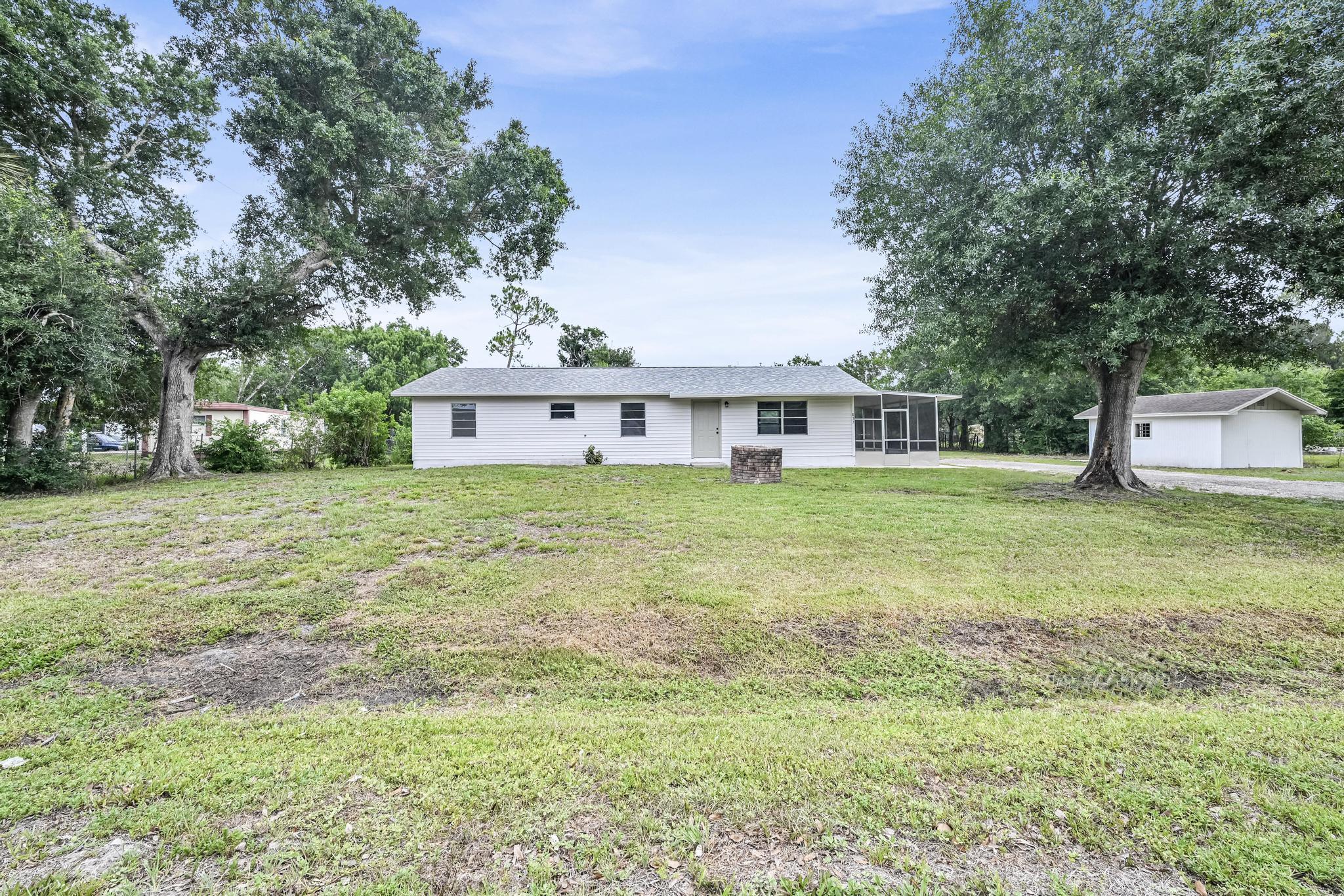 Foto de propiedad en 833 NW 34th Street, Okeechobee, FL 34972 Okeechobee con MLS# 